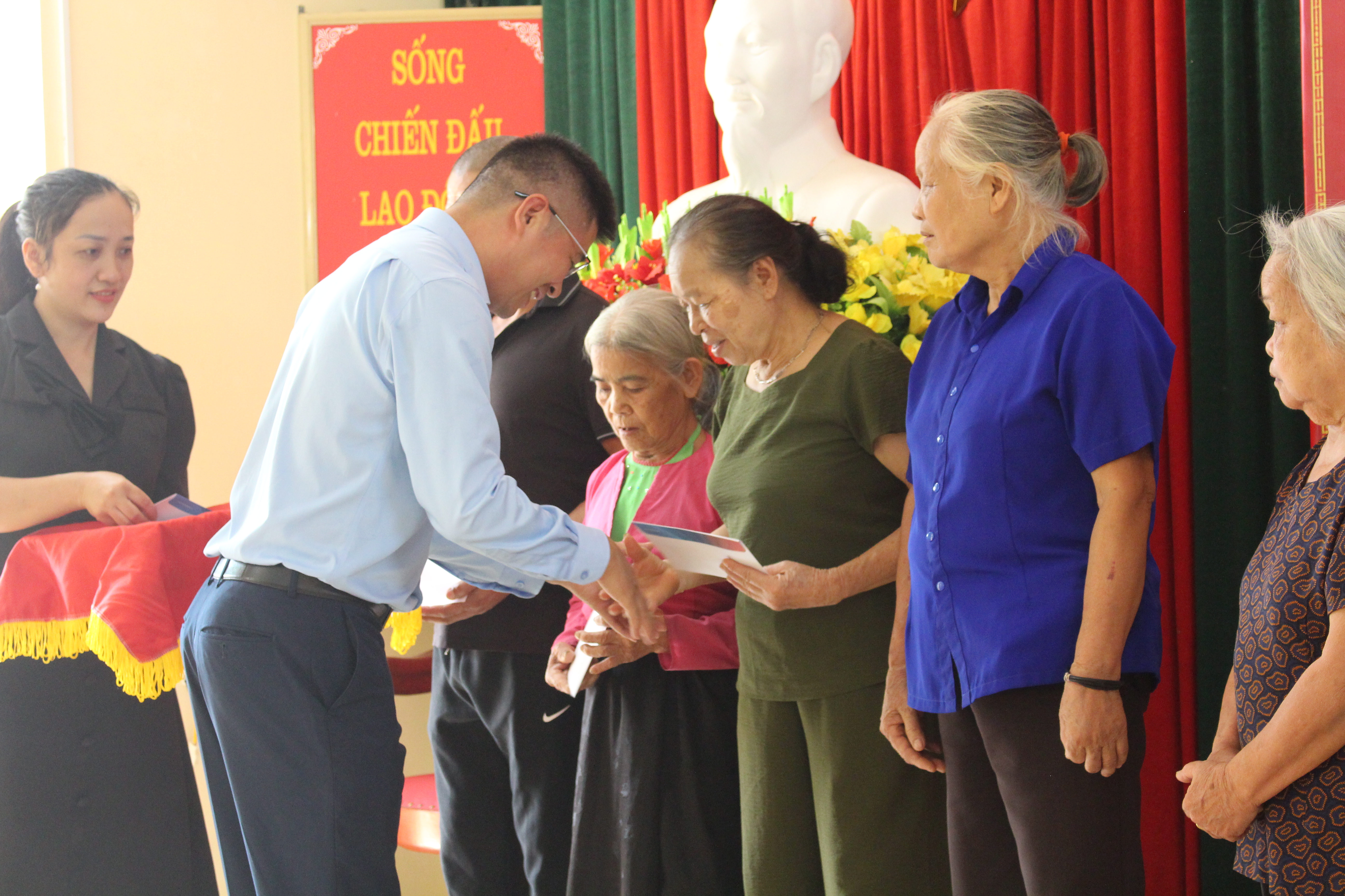 Đại diện c&aacute;c đơn vị đồng h&agrave;nh trao tận tay những m&oacute;n qu&agrave; mang &yacute; nghĩa tinh thần to lớn đến gia đ&igrave;nh c&aacute;c đồng ch&iacute; thương, bệnh binh; c&ugrave;ng chung tay thực hiện tốt c&ocirc;ng t&aacute;c an sinh x&atilde; hội, chăm lo c&aacute;c gia đ&igrave;nh ch&iacute;nh s&aacute;ch.