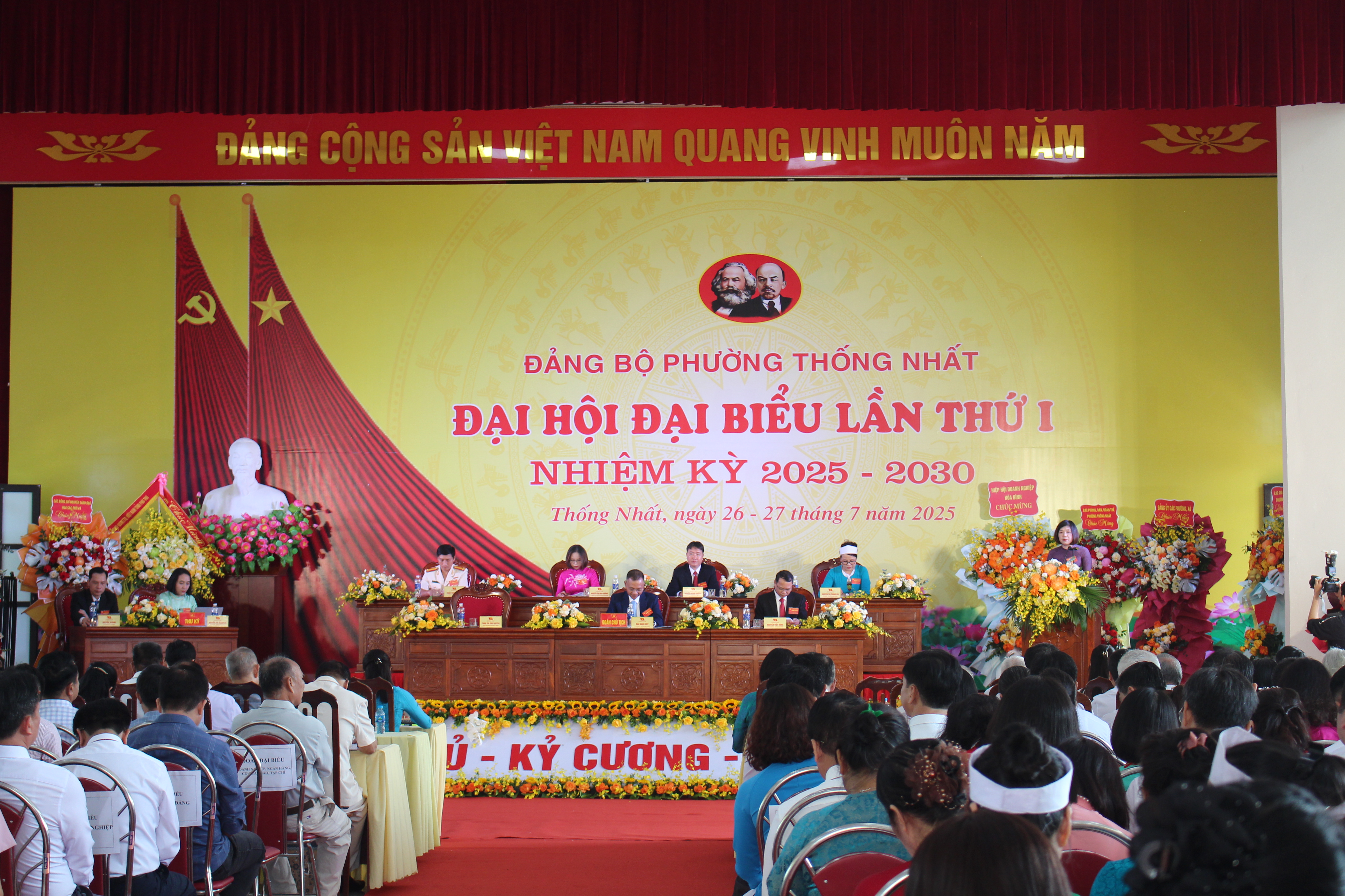 Đồng ch&iacute; Phan Thị Th&uacute;y Huyền - Ph&oacute; B&iacute; thư Thường trực Đảng ủy phường tr&igrave;nh b&agrave;y t&oacute;m tắt B&aacute;o c&aacute;o ch&iacute;nh trị tr&igrave;nh Đại hội.