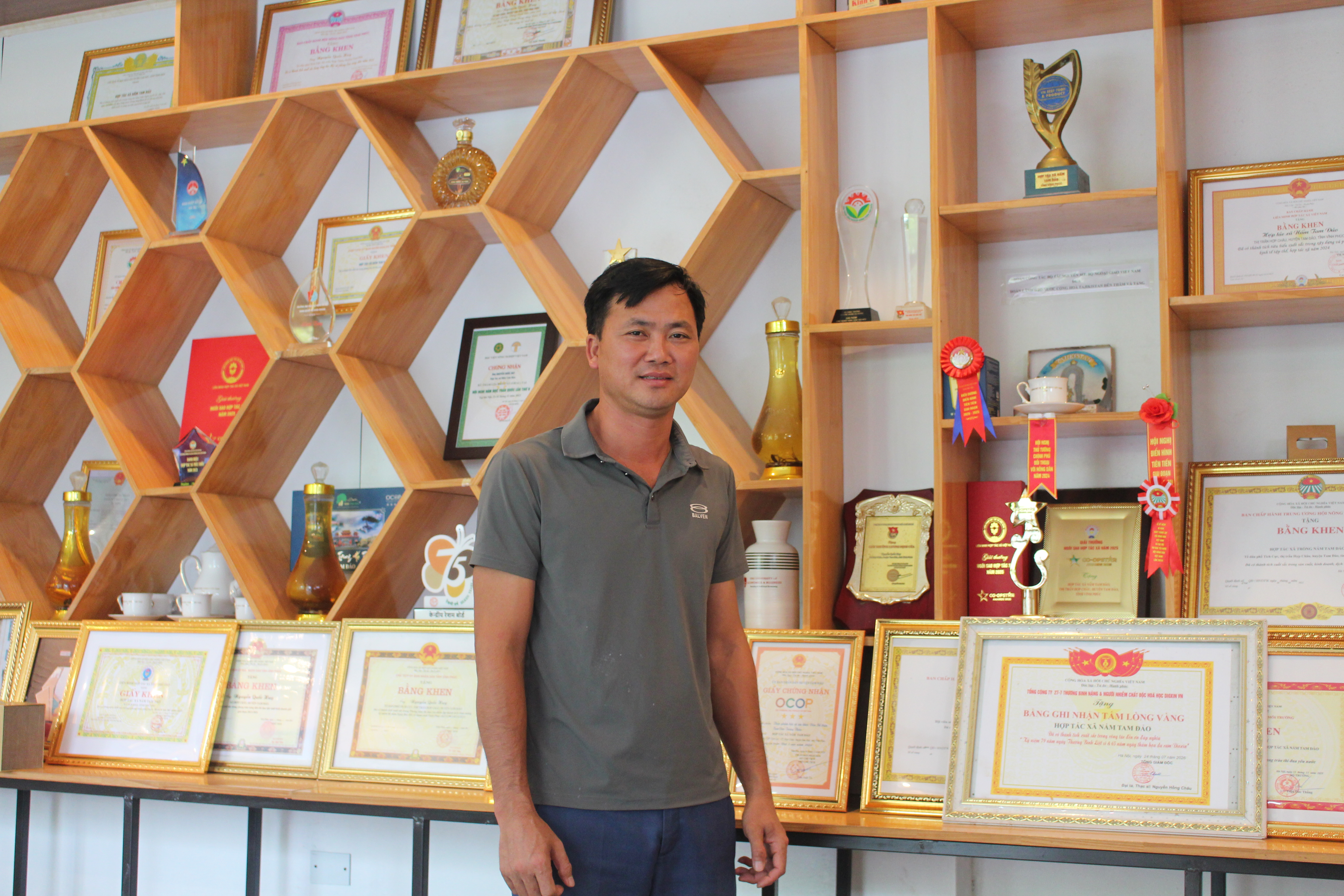 &Ocirc;ng Nguyễn Quốc Huy - Gi&aacute;m đốc HTX Nấm Tam Đảo giản dị b&ecirc;n những th&agrave;nh c&ocirc;ng nghi&ecirc;n cứu khoa học của HTX khi trao đổi với PV.