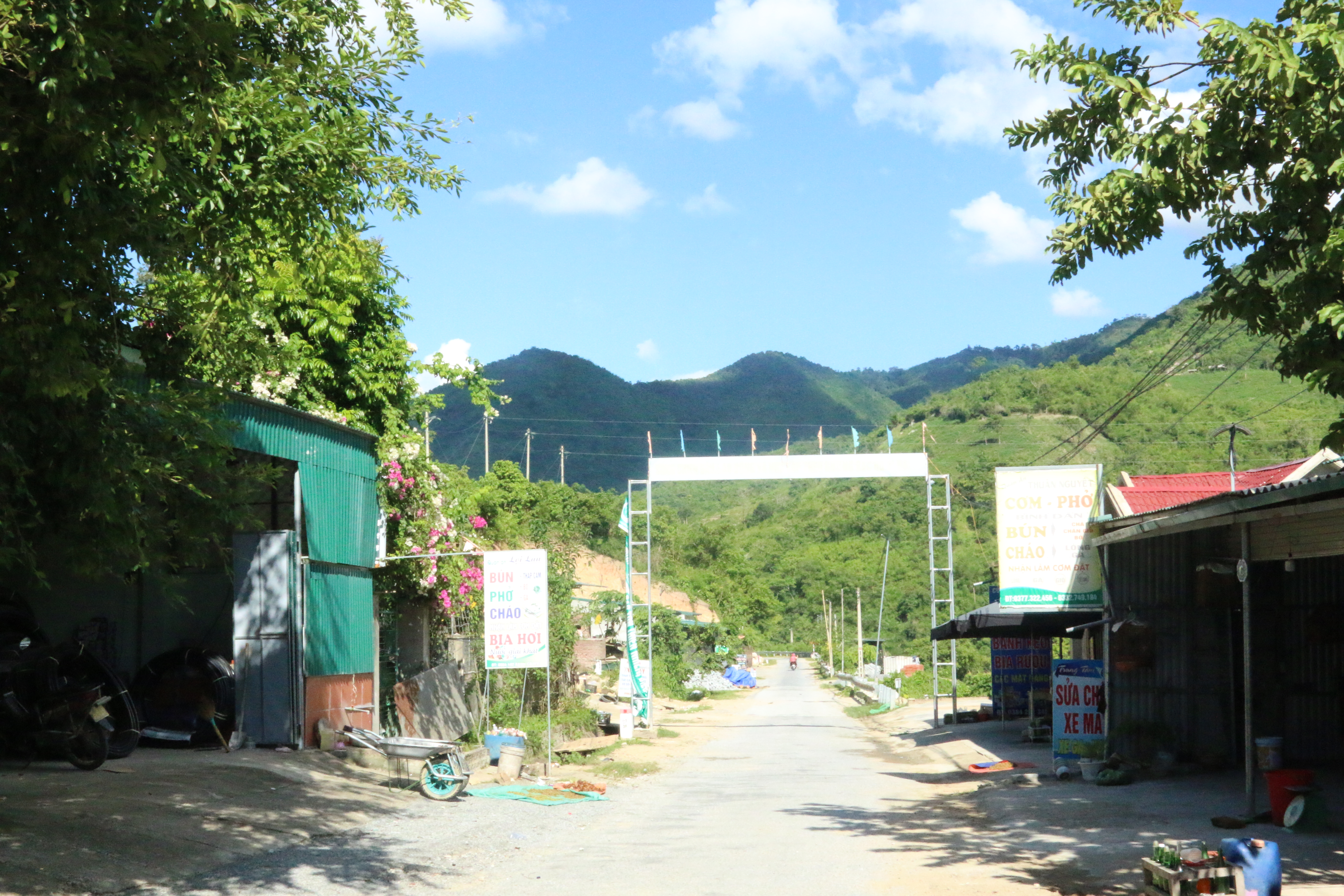 Hệ thống đường giao thông trên địa bàn huyện Mường Lát rất khang trang.