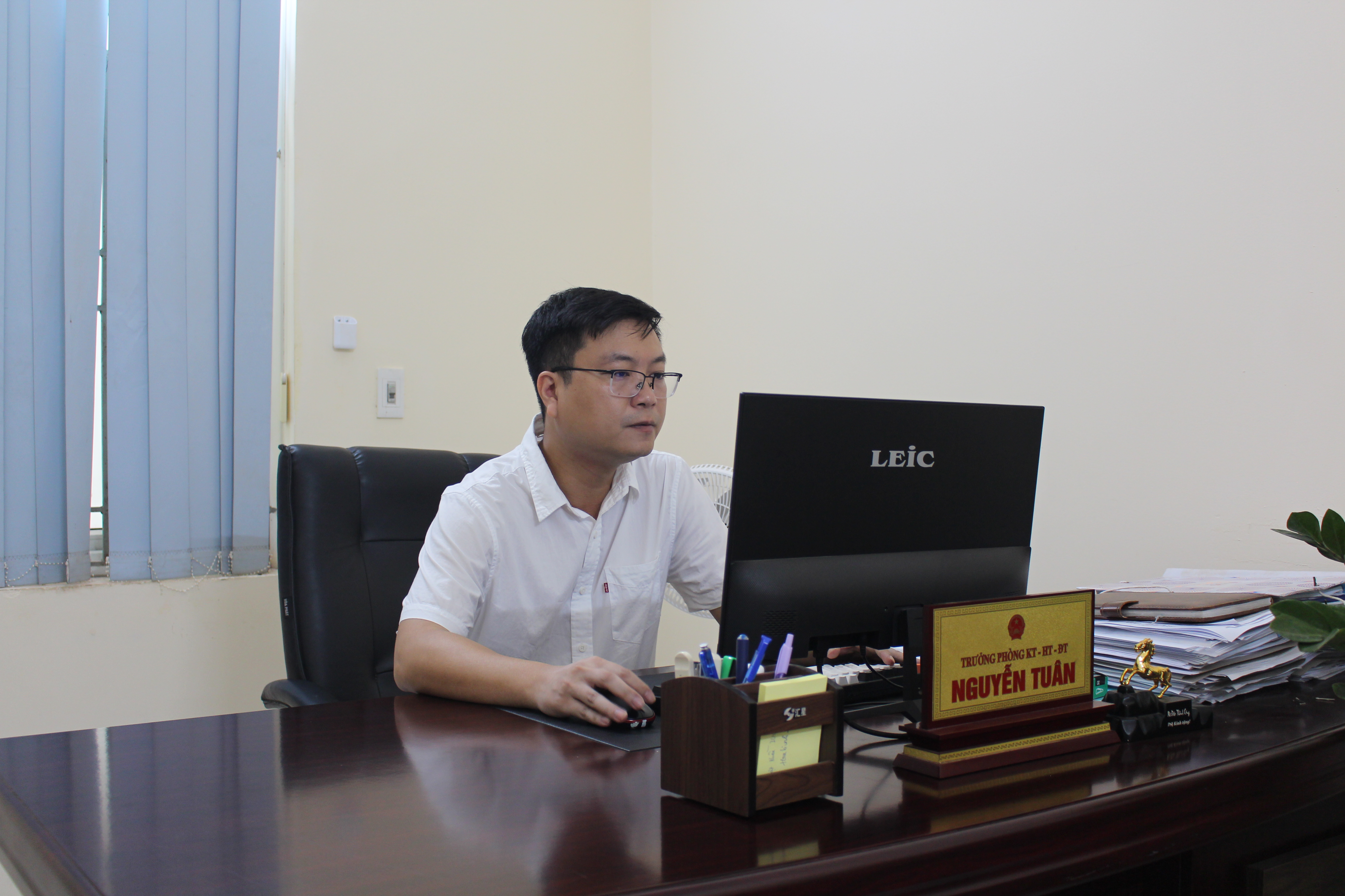 Đồng ch&iacute; Nguyễn Tu&acirc;n, Trưởng ph&ograve;ng Kinh tế - Hạ Tầng v&agrave; Đ&ocirc; thị phường Kỳ Sơn.