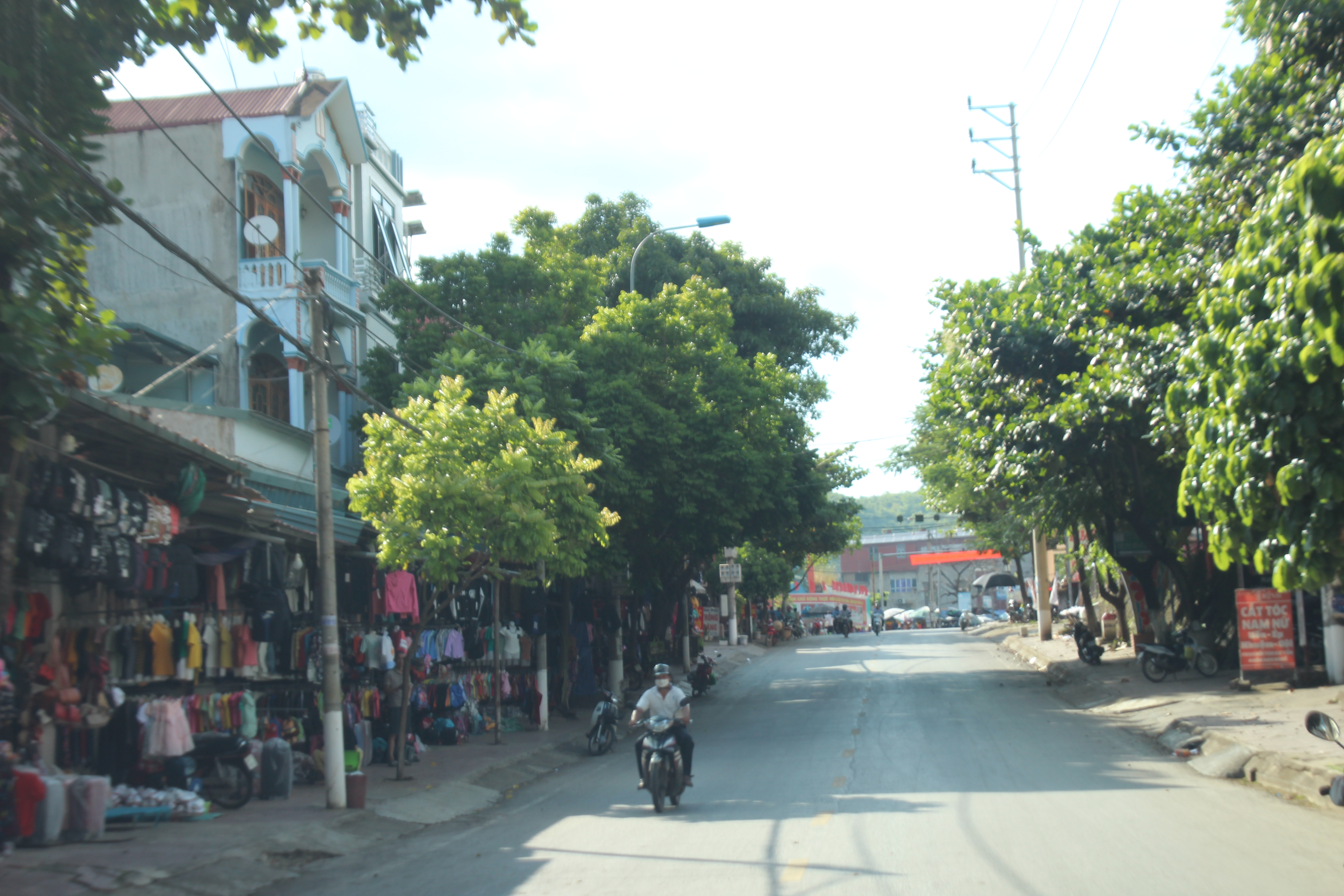 Tuyến đường phố khang trang sạch đẹp trên thị trấn Ít Ong, huyện Mường La. Ảnh: Phi Long