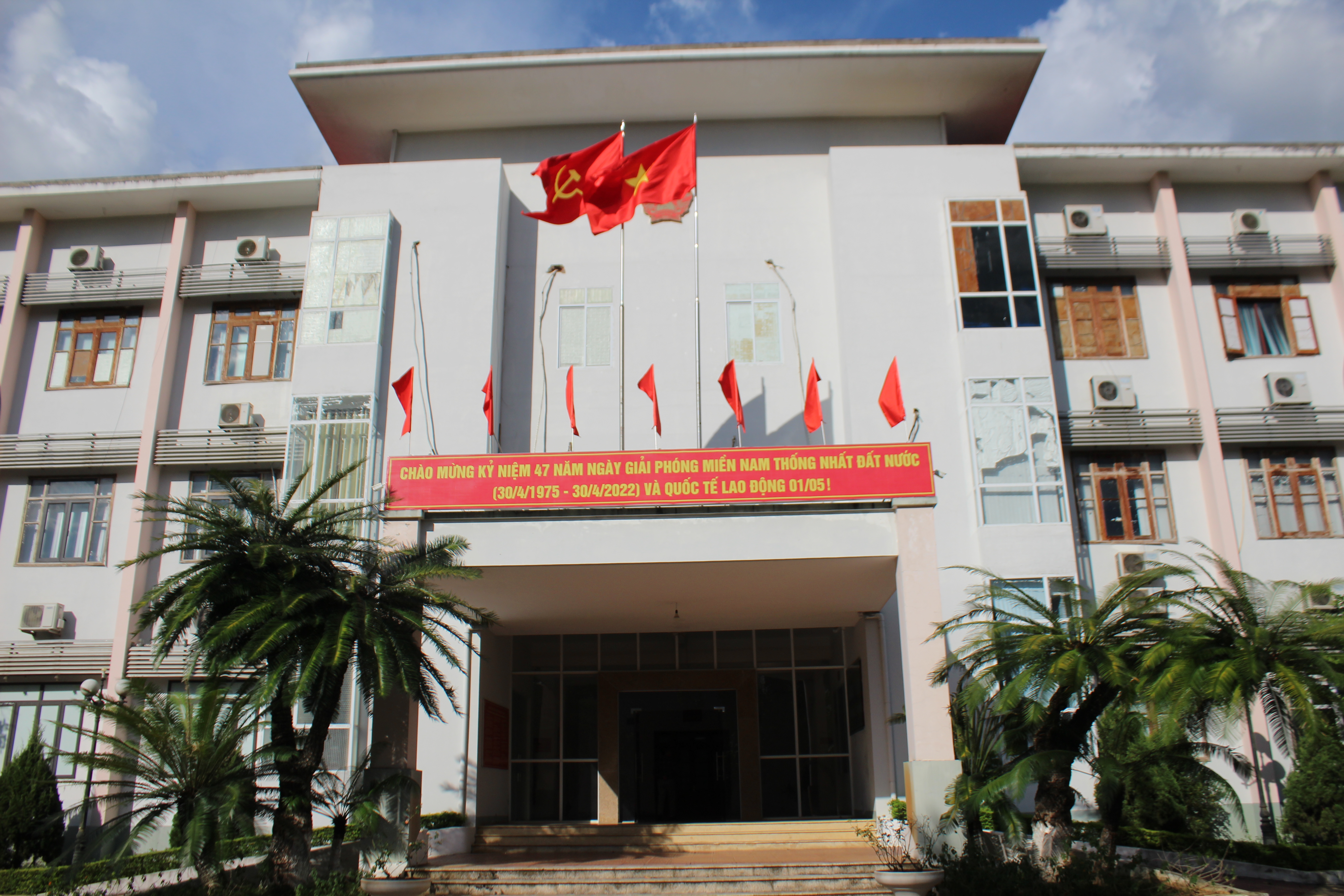 Trụ sở các cơ quan các cấp huyện Mường La, tỉnh Sơn La . Ảnh: Phi Long