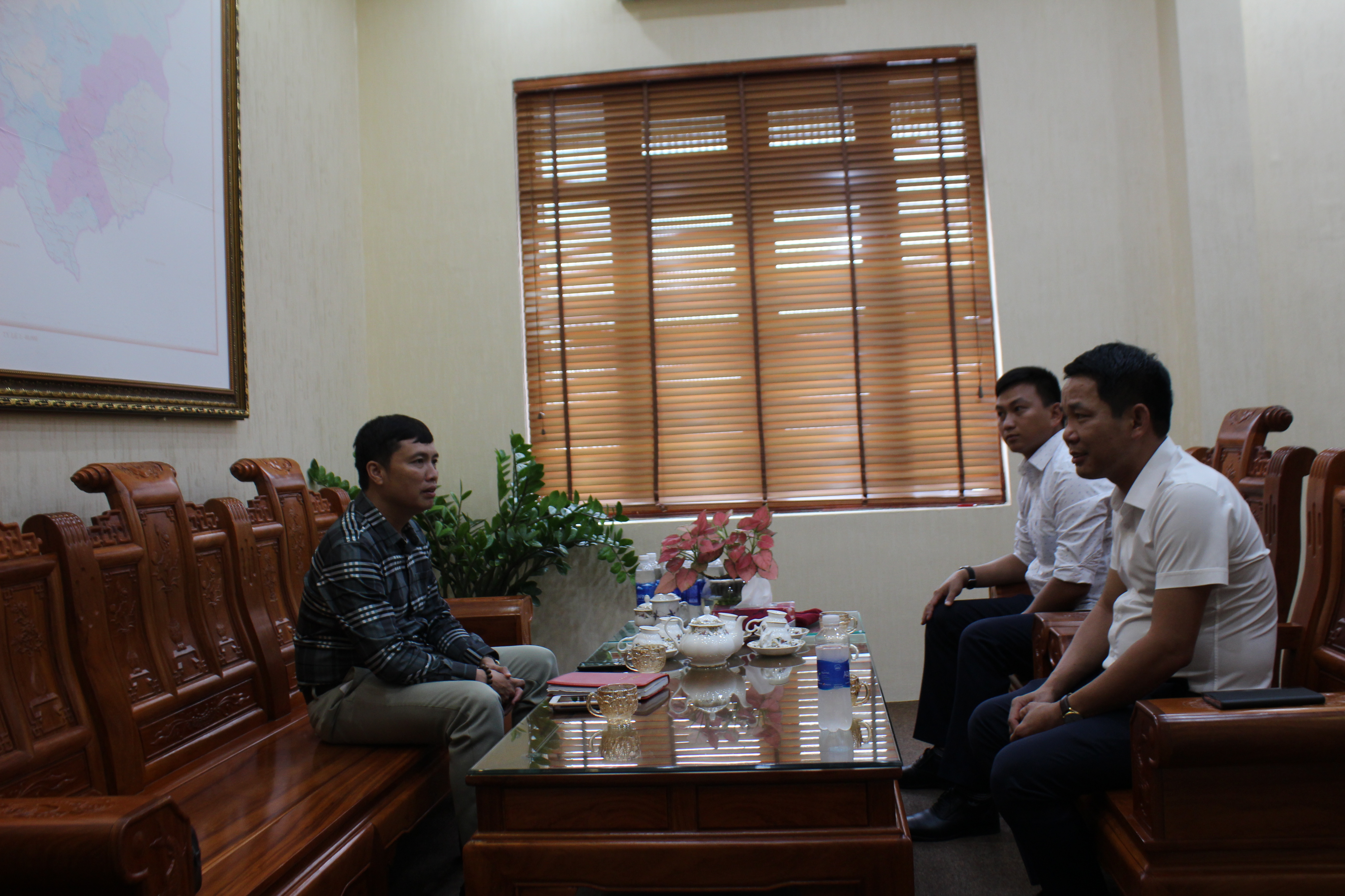 Ông Triệu Minh Xiết - Phó Bí thư Thường trực Huyện ủy Mường Lát trao đổi với phóng viên về tình hình phát triển kinh tế - xã hội trên địa bàn huyện trong 6 tháng đầu năm 2022.