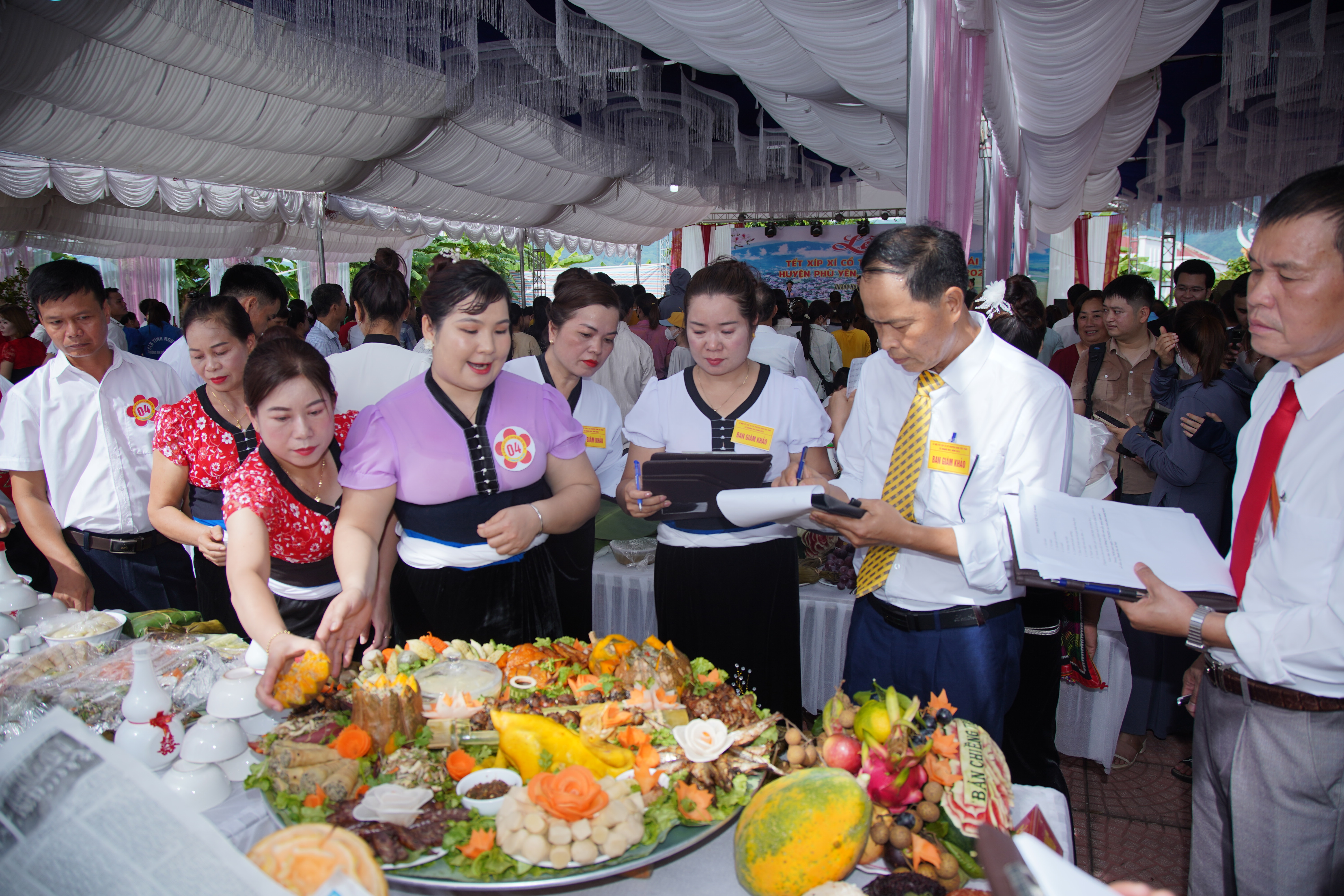 Phần thi ẩm thực  của đội bản Chiềng Trung xã Quang Huy.