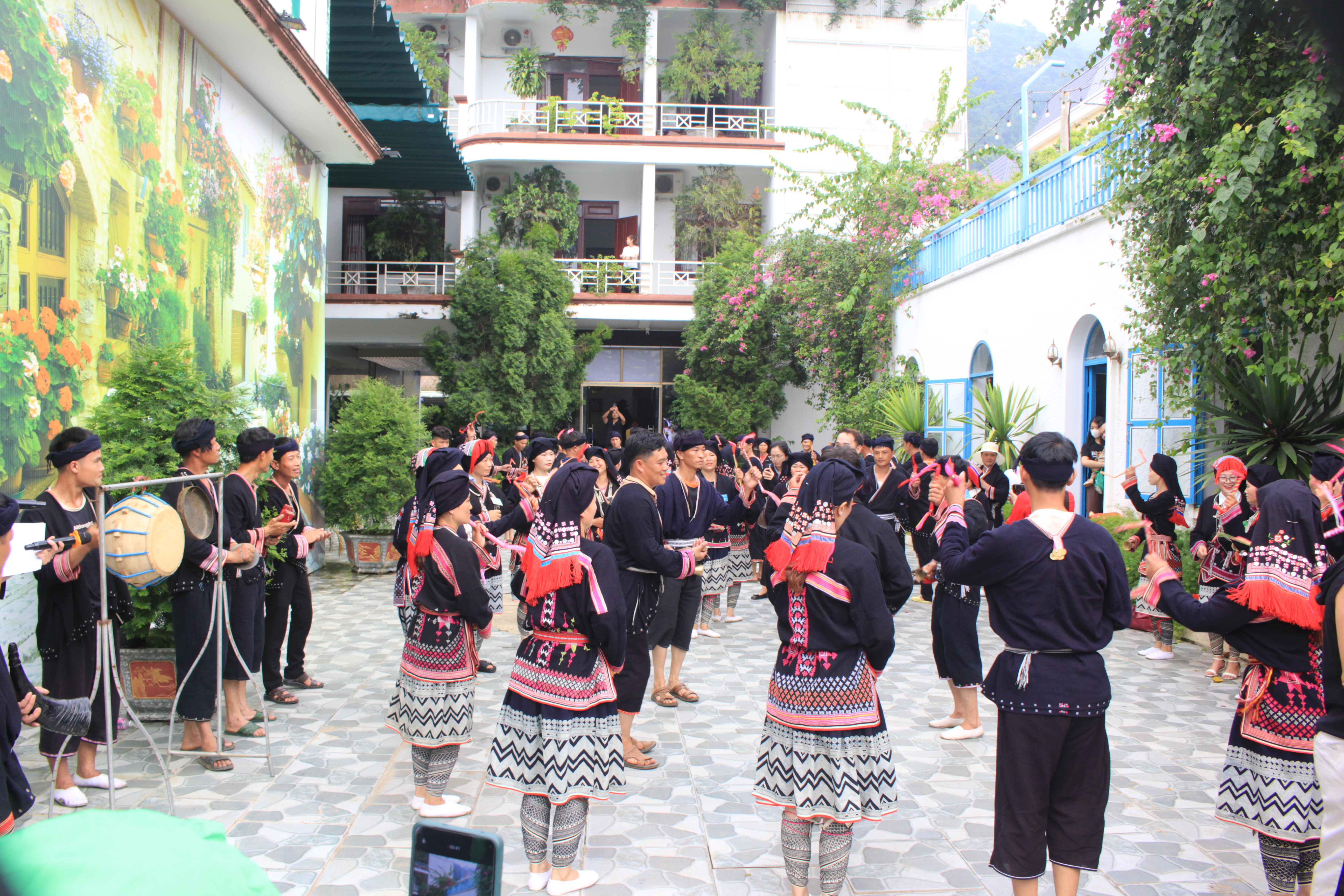 &ldquo;M&uacute;a chu&ocirc;ng Lập tịnh&rdquo; l&agrave; n&eacute;t đẹp văn h&oacute;a đặc sắc của đ&agrave;o b&agrave;o người d&acirc;n tộc Dao. ảnh A Trứ