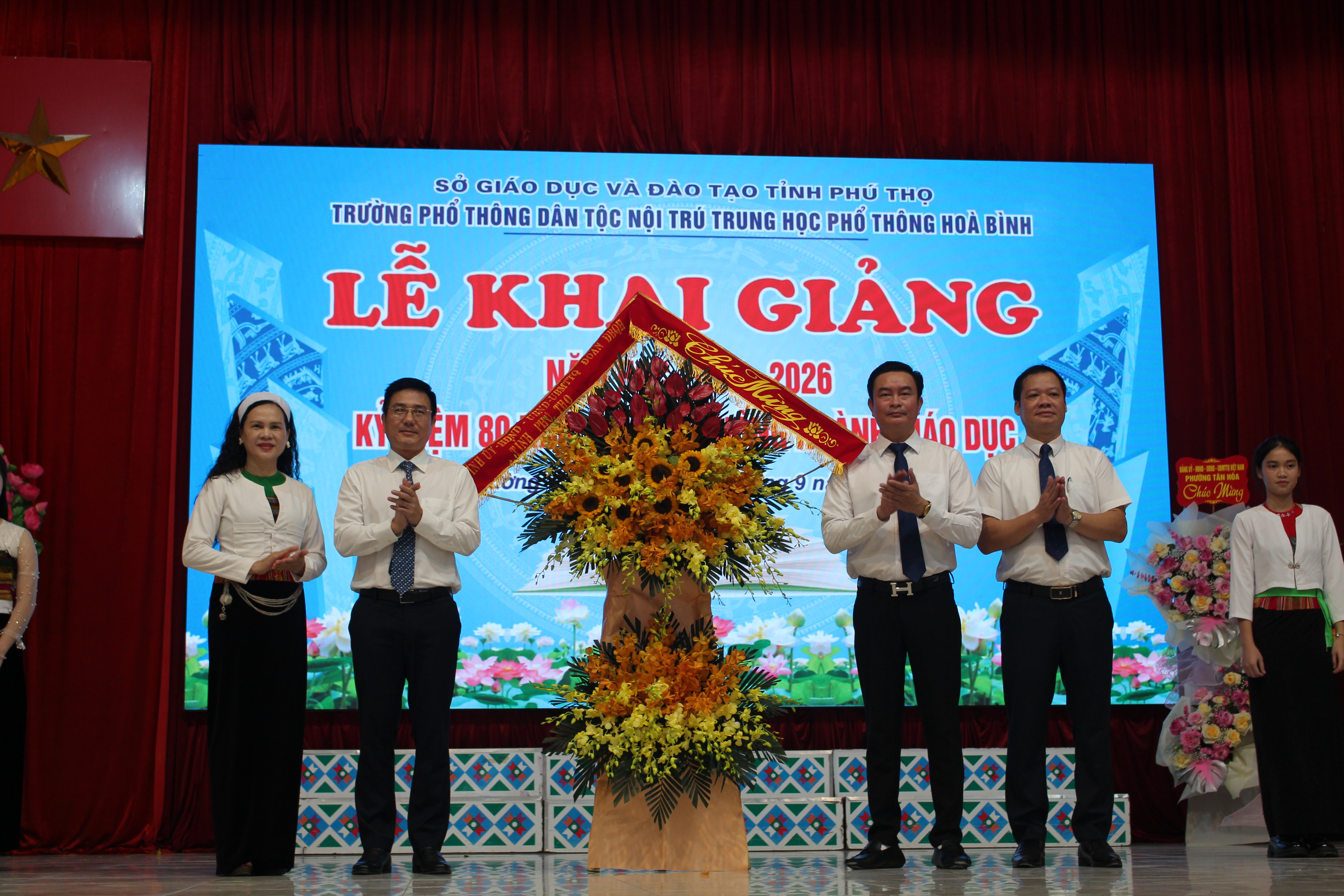 Đồng ch&iacute; Vũ Việt Văn - UVBTVTU, Ph&oacute; Chủ tịch UBND tỉnh Ph&uacute; Thọ tặng hoa ch&uacute;c mừng nh&agrave; trường.