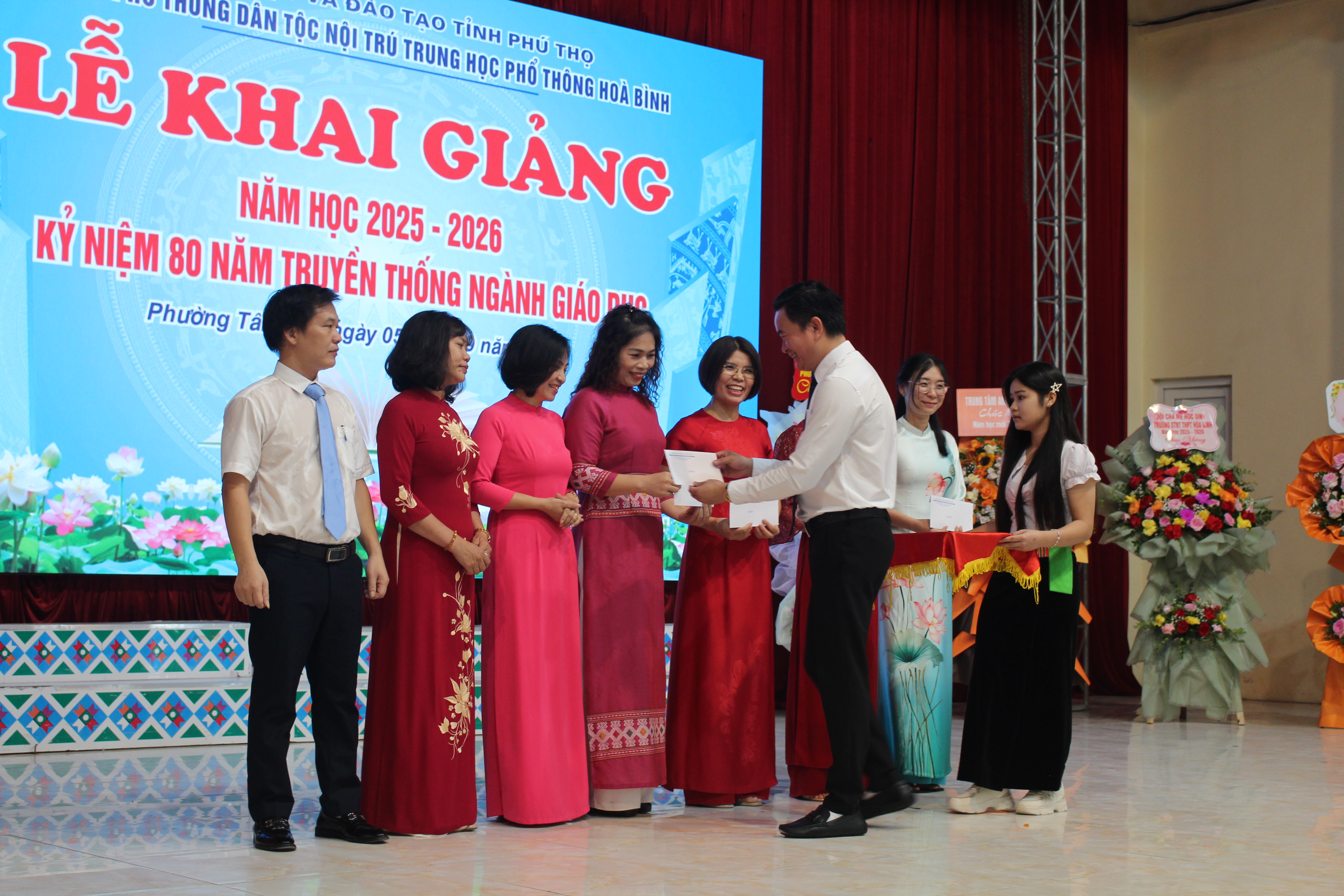 Rộn r&#224;ng tiếng trống khai trường, thắp s&#225;ng kh&#225;t vọng tương lai - Ảnh 9
