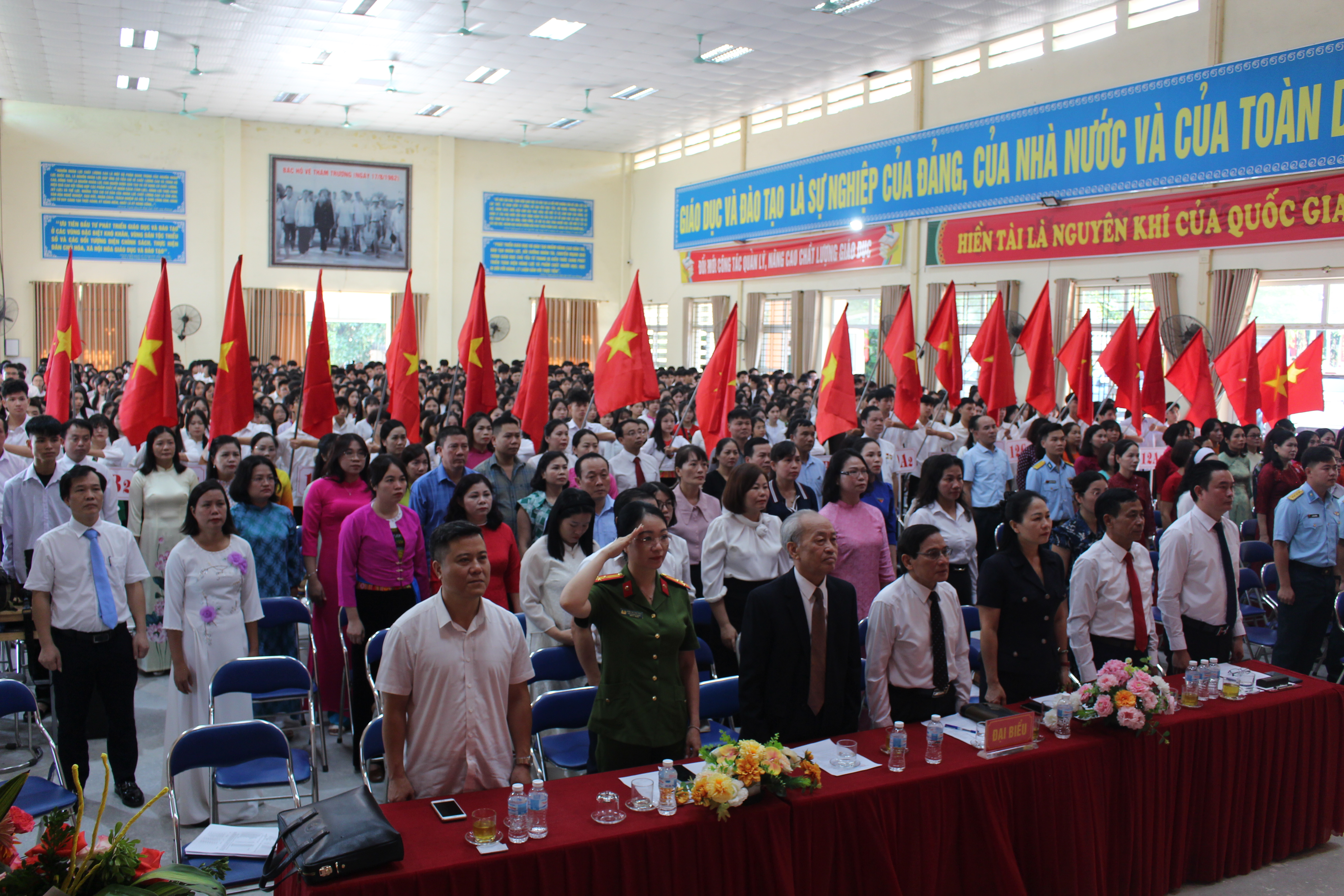 Lễ khai giảng năm học 2025 &ndash; 2026 tại trường PT DTNT THPT H&ograve;a B&igrave;nh. Đ&acirc;y l&agrave; lần đầu ti&ecirc;n, tất cả c&aacute;c cơ sở gi&aacute;o dục tr&ecirc;n to&agrave;n quốc sẽ ch&agrave;o cờ, h&aacute;t Quốc ca c&ugrave;ng một thời điểm trong lễ khai giảng năm học mới.