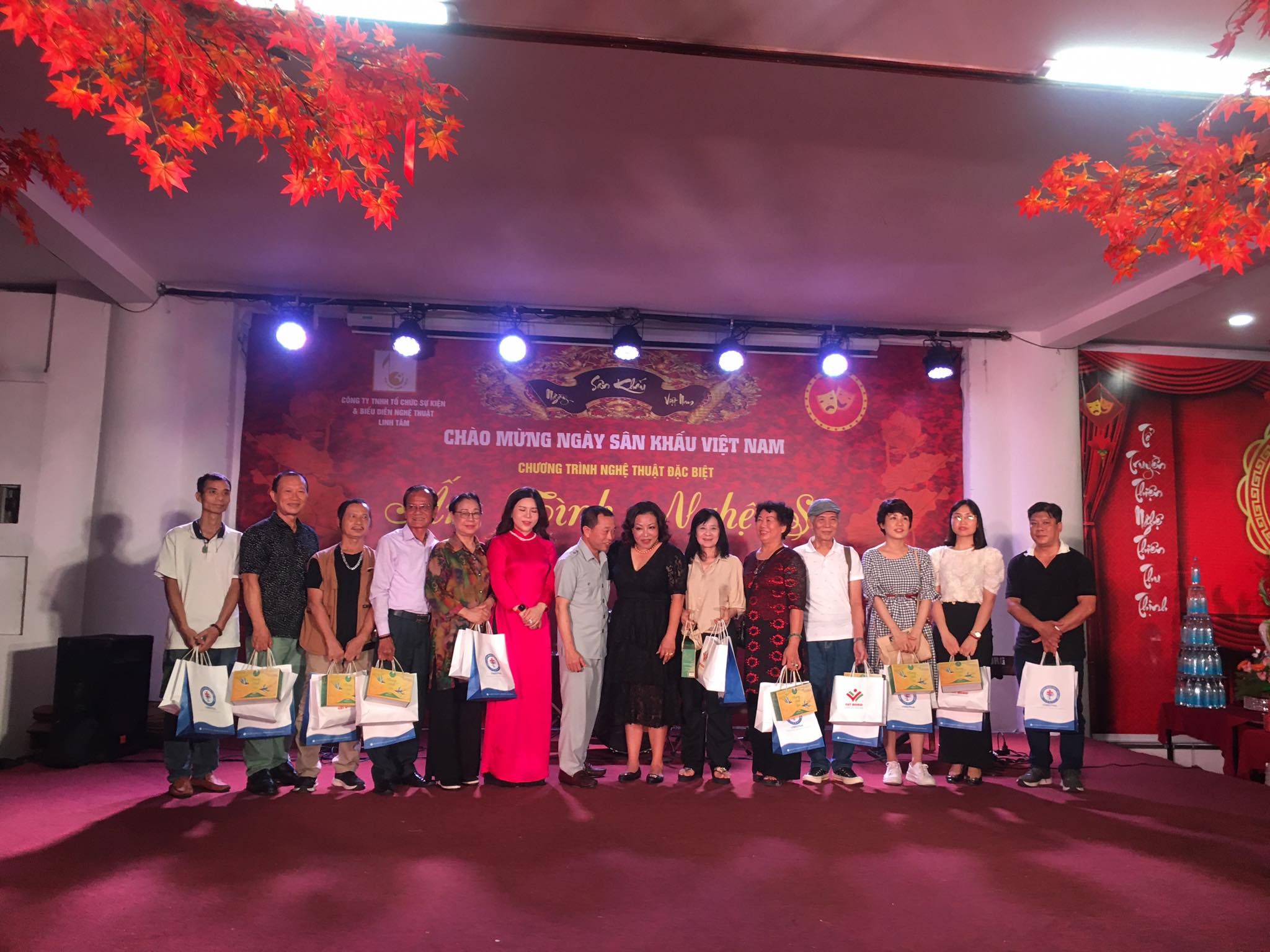 Tri &acirc;n, tặng qu&agrave; c&aacute;c nghệ sỹ l&atilde;o th&agrave;nh, c&aacute;c nghệ sỹ c&oacute; ho&agrave;n cảnh đặc biệt kh&oacute; khăn ở Trung ương v&agrave; H&agrave; Nội.