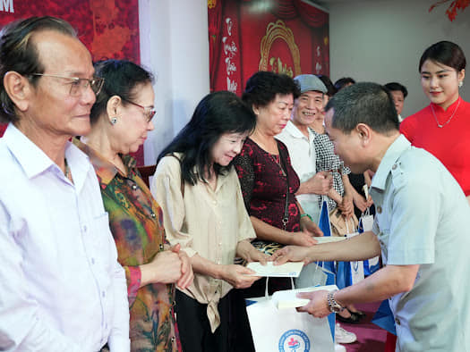 Nghệ sĩ miền Bắc kính cẩn dâng hương tưởng nhớ Tổ nghề Sân khấu - Ảnh 7