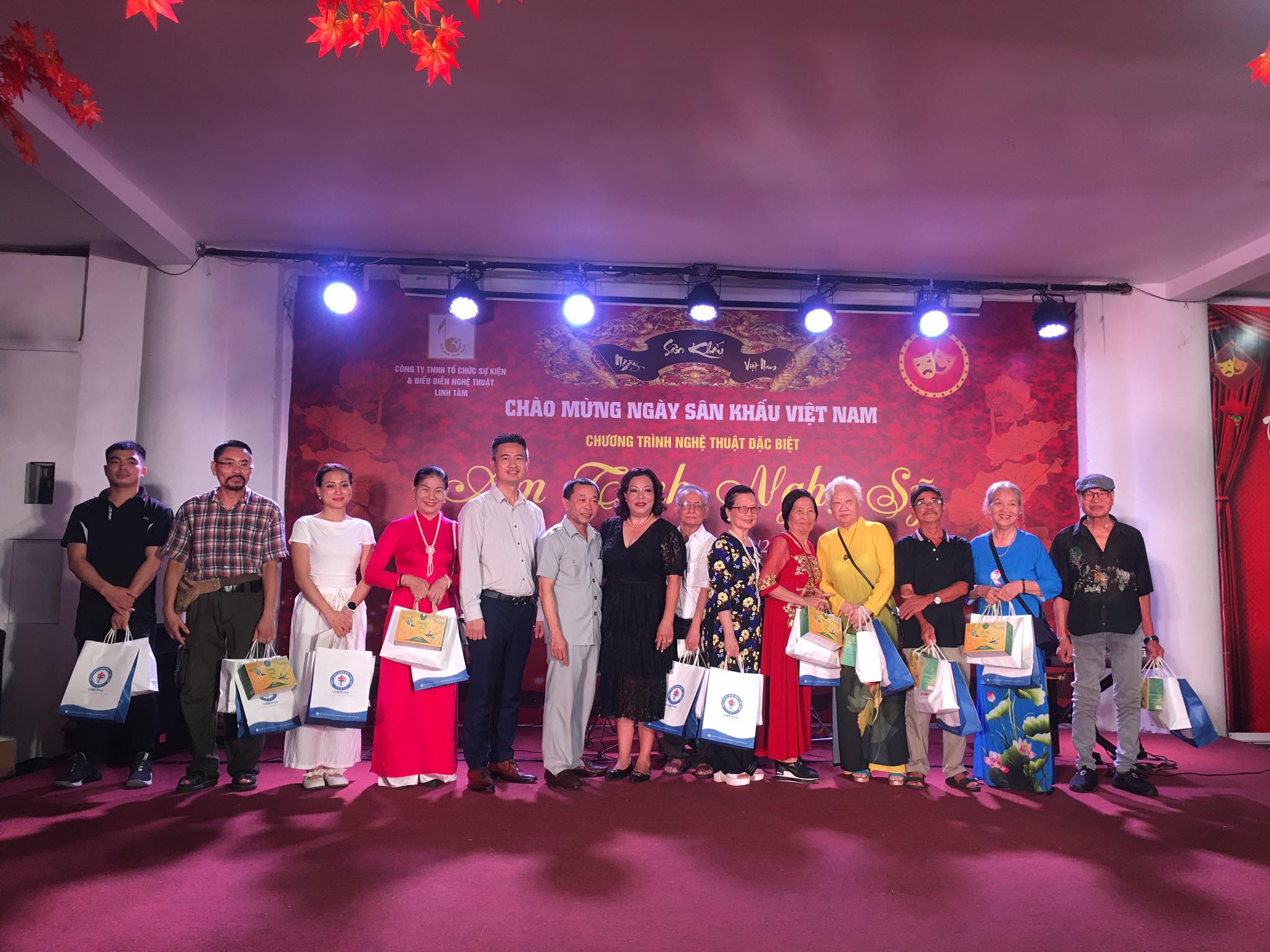 Nghệ sĩ miền Bắc kính cẩn dâng hương tưởng nhớ Tổ nghề Sân khấu - Ảnh 9