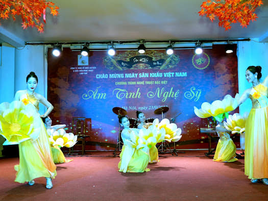 Nghệ sĩ miền Bắc kính cẩn dâng hương tưởng nhớ Tổ nghề Sân khấu - Ảnh 19