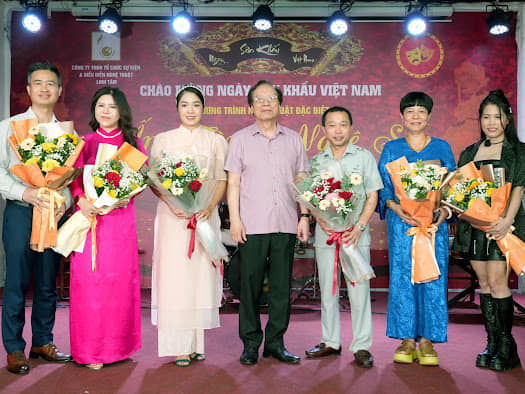 Nghệ sĩ miền Bắc kính cẩn dâng hương tưởng nhớ Tổ nghề Sân khấu - Ảnh 11