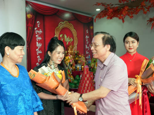 Nghệ sĩ miền Bắc kính cẩn dâng hương tưởng nhớ Tổ nghề Sân khấu - Ảnh 10