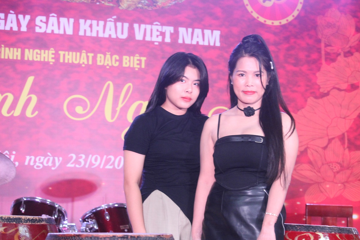 Một số nghệ sỹ và khách mời tới tham dự buổi Lễ chụp ảnh lưu niệm.