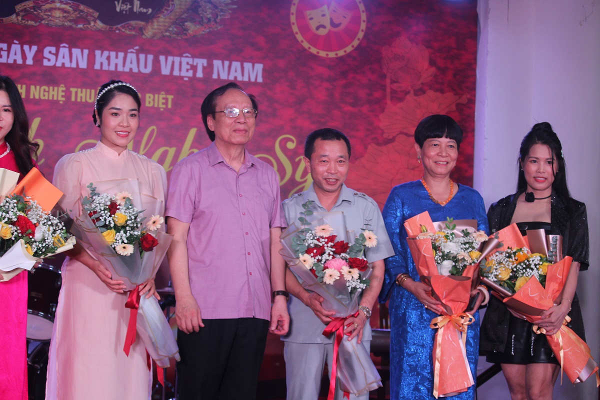 Vinh danh một số nhà tài trợ. 