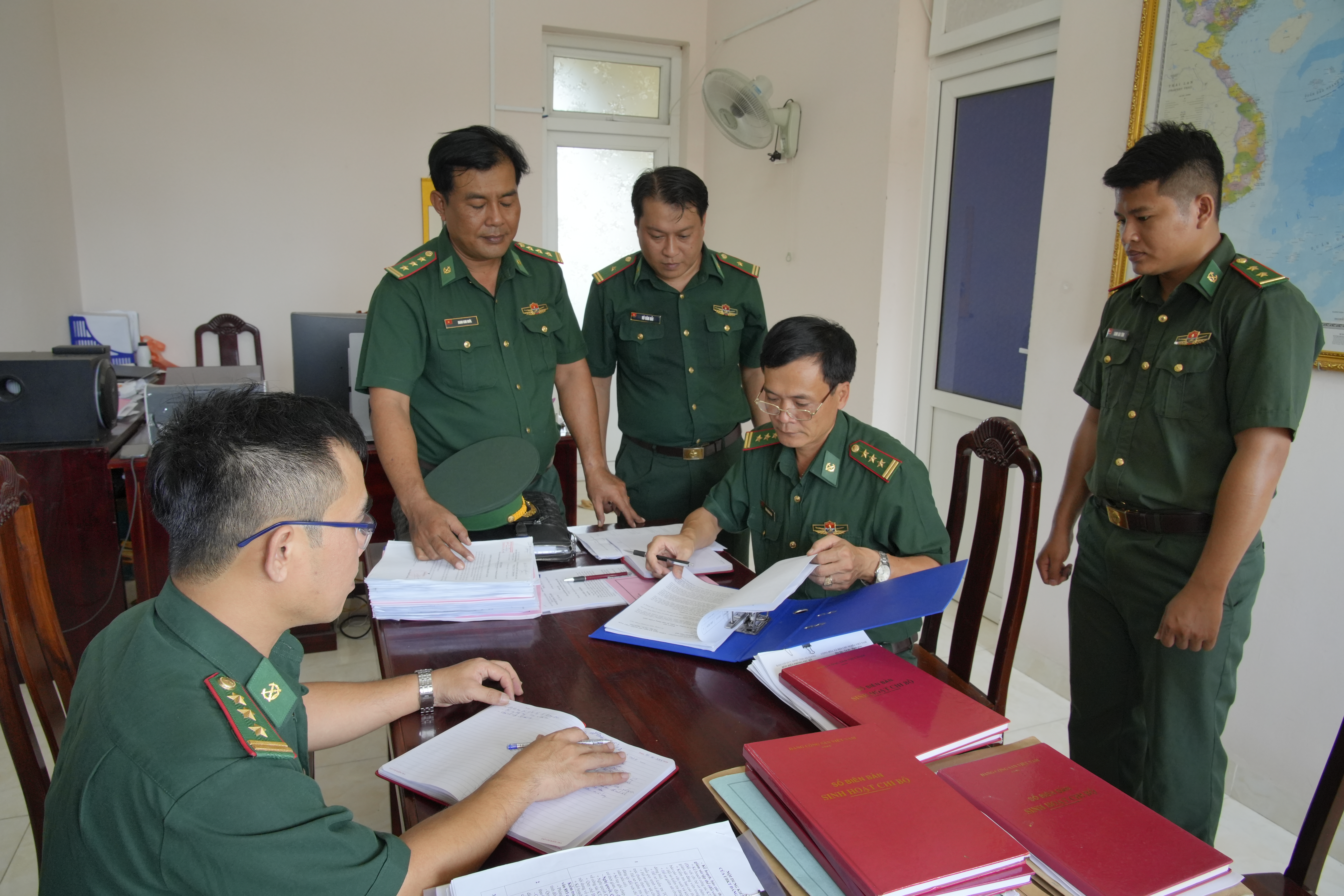 Cơ quan chuy&ecirc;n m&ocirc;n ph&ograve;ng Ch&iacute;nh trị, Ban chỉ huy Bộ đội Bi&ecirc;n ph&ograve;ng tỉnh An Giang kiểm tra c&ocirc;ng t&aacute;c đảng, c&ocirc;ng t&aacute;c ch&iacute;nh trị tại đồn Bi&ecirc;n ph&ograve;ng Ph&uacute; Mỹ.