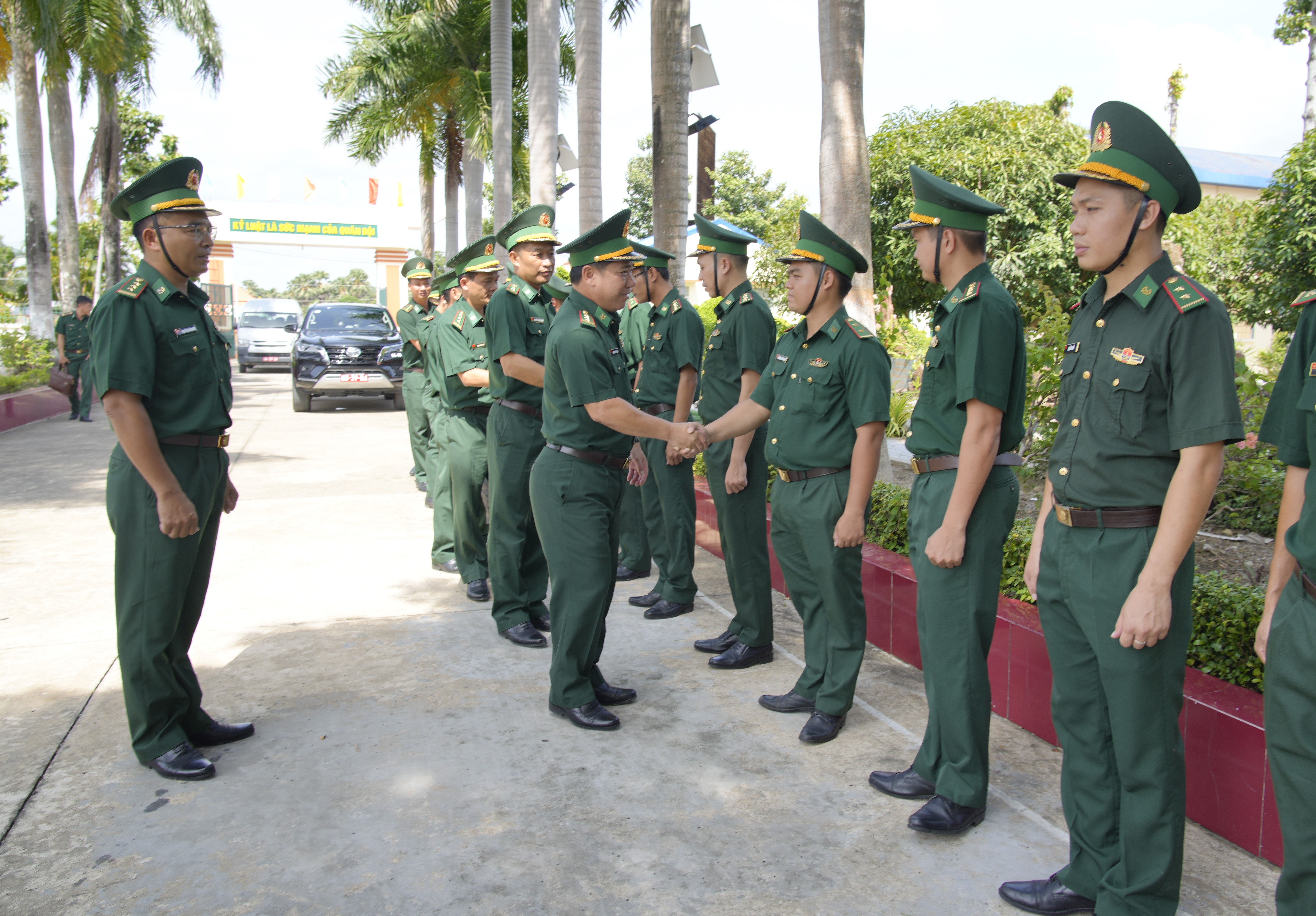 Đại t&aacute; Nguyễn Văn Hiệp, ph&oacute; Ch&iacute;nh ủy Bộ chỉ huy qu&acirc;n sự tỉnh, Ch&iacute;nh ủy Ban chỉ huy Bộ đội Bi&ecirc;n ph&ograve;ng tỉnh An Giang, trưởng đo&agrave;n kiểm tra số 2, thăm, kiểm tra tại đồn Bi&ecirc;n ph&ograve;ng cửa khẩu Quốc tế H&agrave; Ti&ecirc;n.