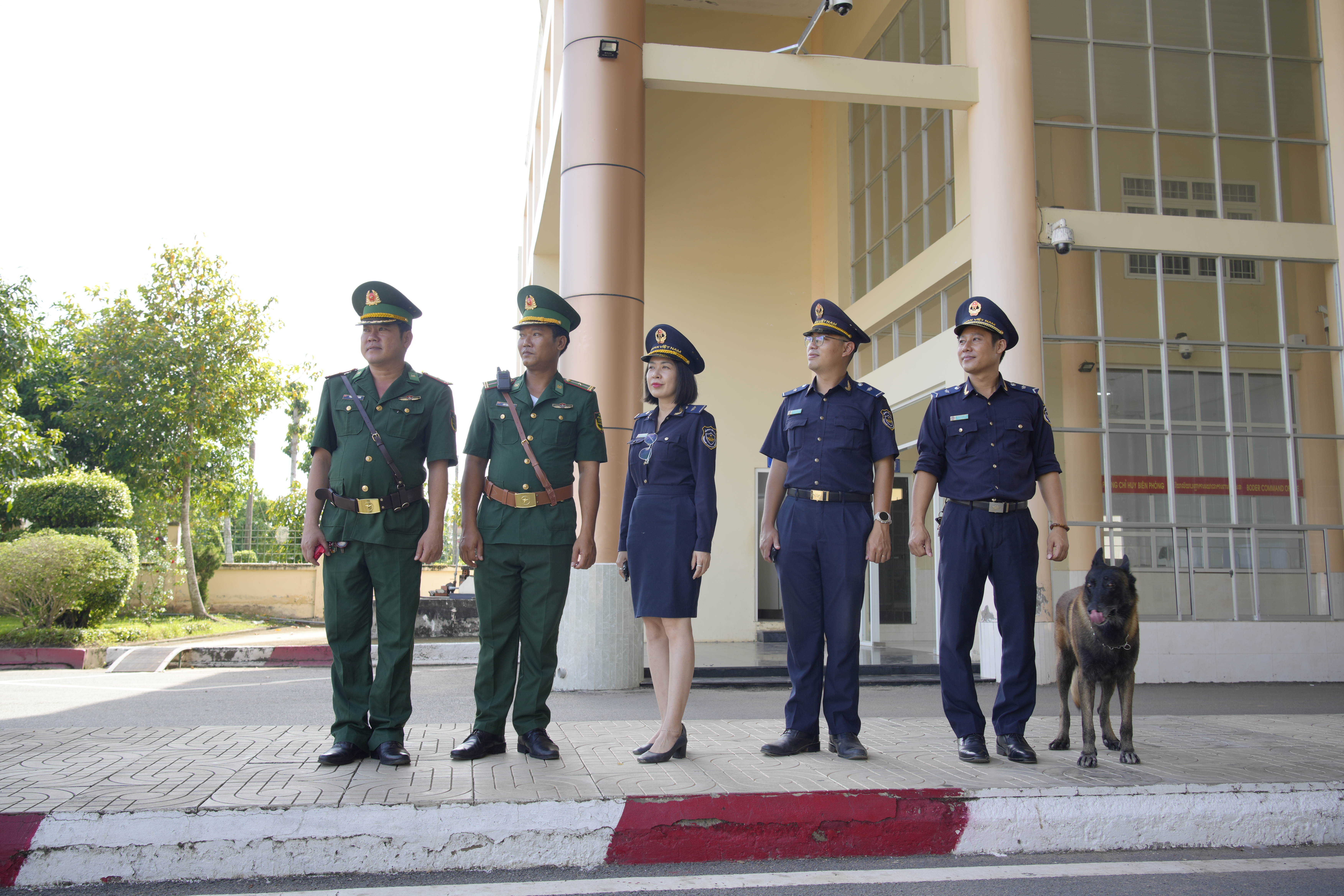 Lực lượng Bi&ecirc;n ph&ograve;ng, Hải quan thực hiện nhiệm vụ trực kiểm tra h&agrave;ng h&oacute;a, phương tiện qua lại cửa khẩu Quốc tế H&agrave; Ti&ecirc;n.