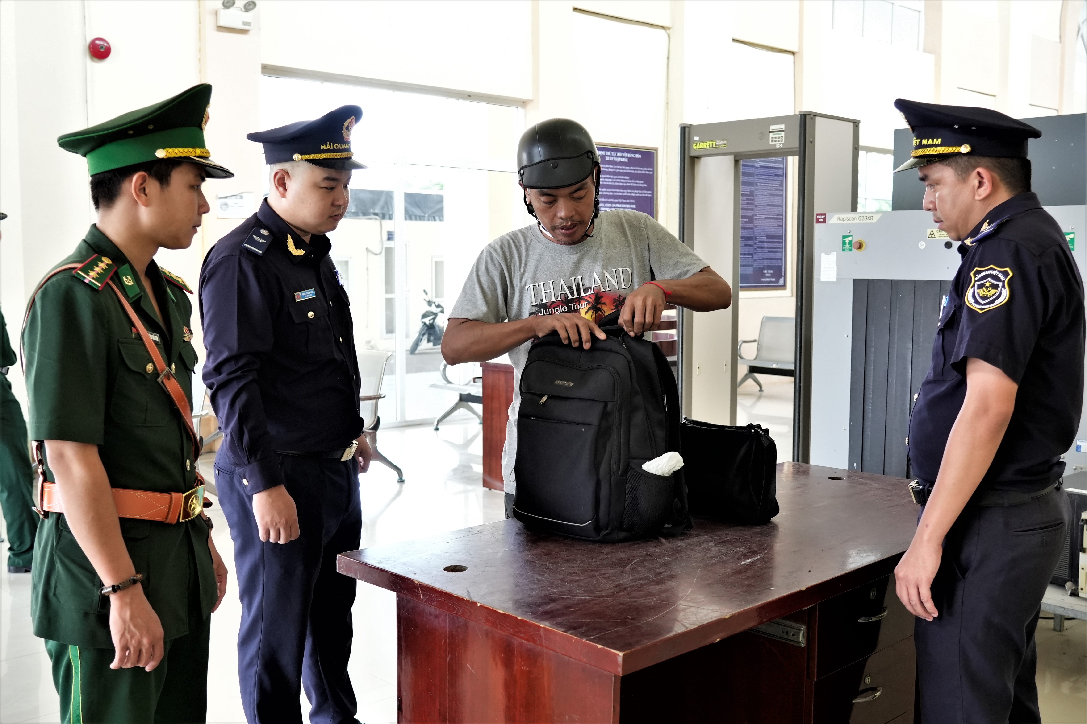 C&aacute;n bộ Bi&ecirc;n ph&ograve;ng v&agrave; Hải quan cửa khẩu Quốc tế Tịnh Bi&ecirc;n kiểm tra h&agrave;ng h&oacute;a qua lại cửa khẩu.