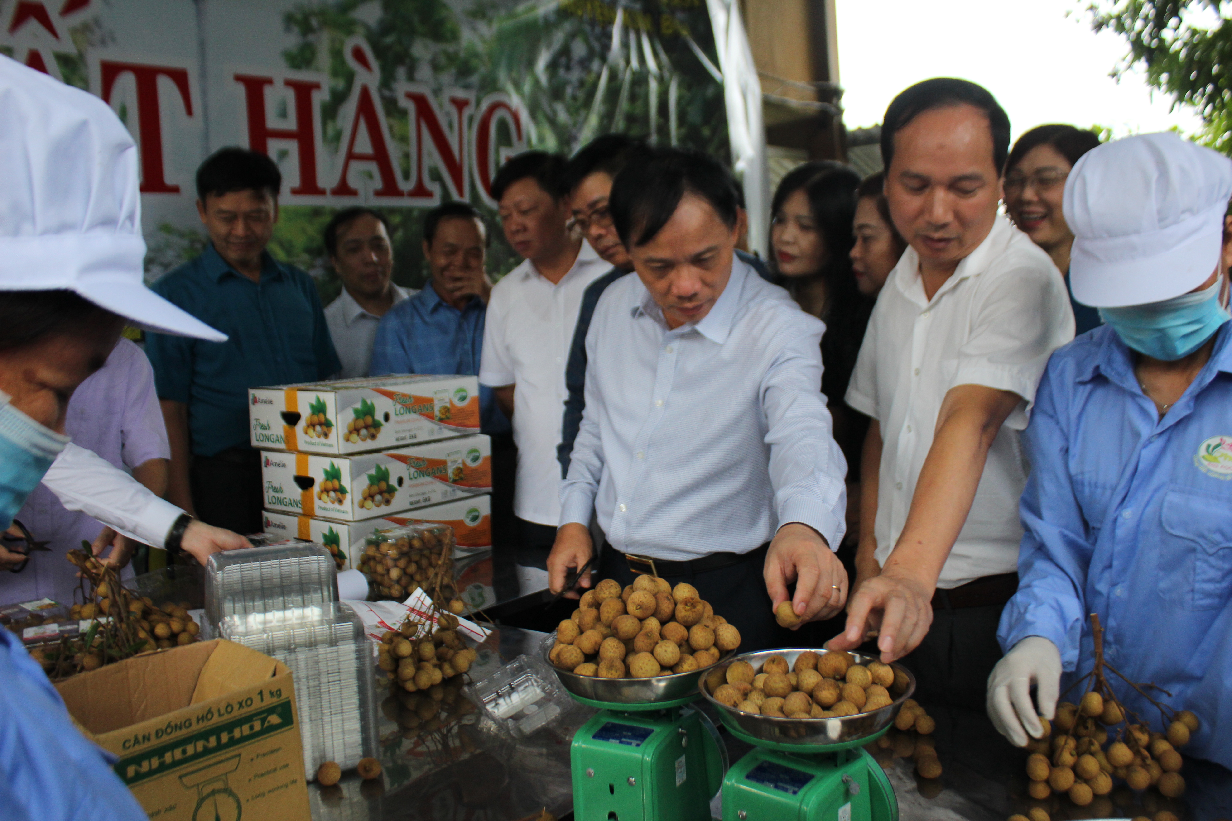 Ông Bùi Văn Khánh - Phó Bí thư Tỉnh ủy, Chủ tịch UBND tỉnh cùng đại diện các ngành, đơn vị chuyên môn kiểm tra chất lượng sản phẩm nhãn Sơn Thủy trước khi vận chuyển đi xuất khẩu năm 2022. Ảnh: Phi Long