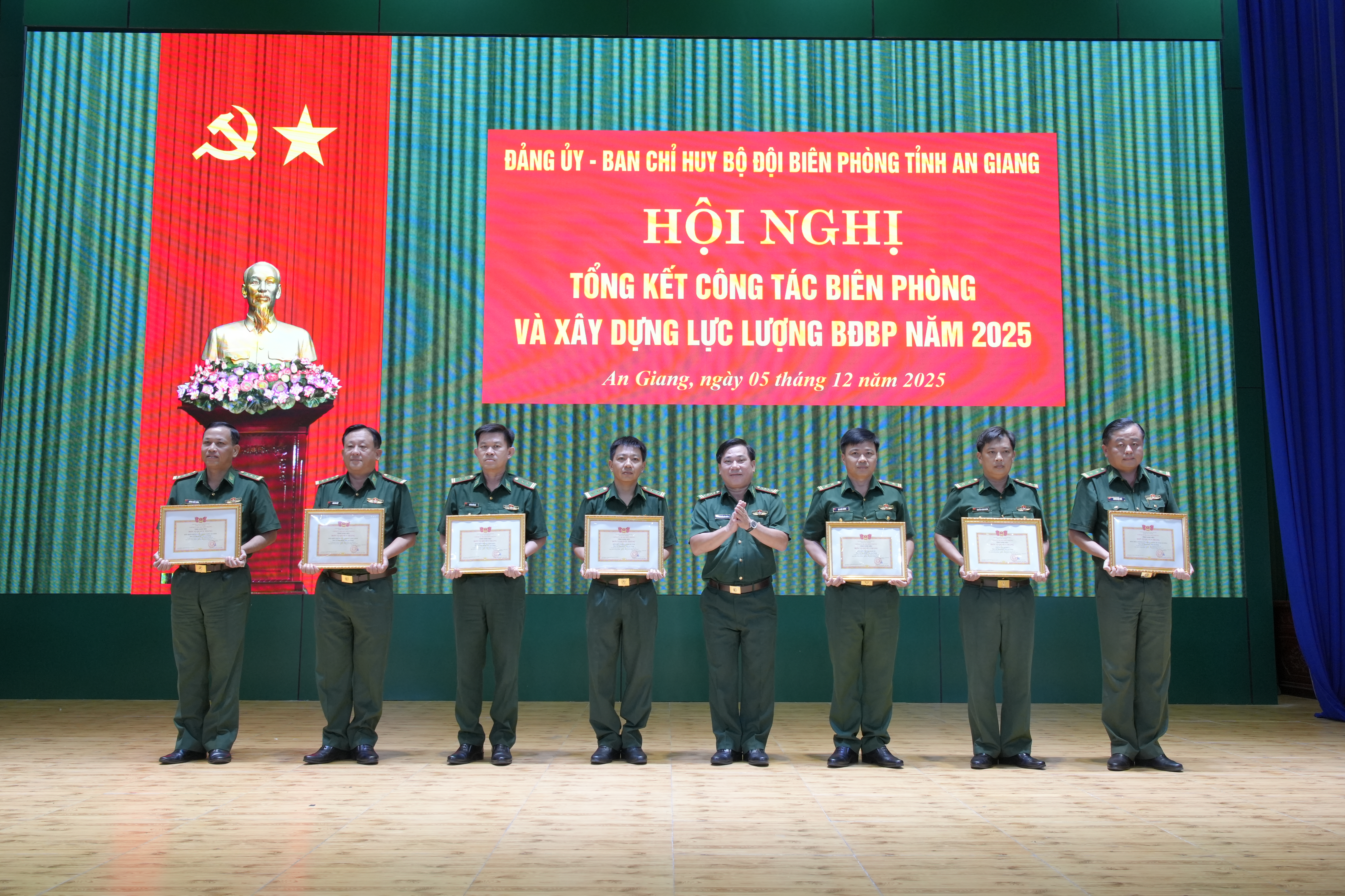 Đại t&aacute; Nguyễn Văn Hiệp, ph&oacute; Ch&iacute;nh ủy Bộ chỉ huy qu&acirc;n sự, Ch&iacute;nh ủy Ban chỉ huy Bộ đội Bi&ecirc;n ph&ograve;ng tỉnh An Giang, trao danh hiệu đơn vị Quyết thắng năm 2025 của Bộ tư lệnh cho c&aacute;c đơn vị ti&ecirc;u biểu.
