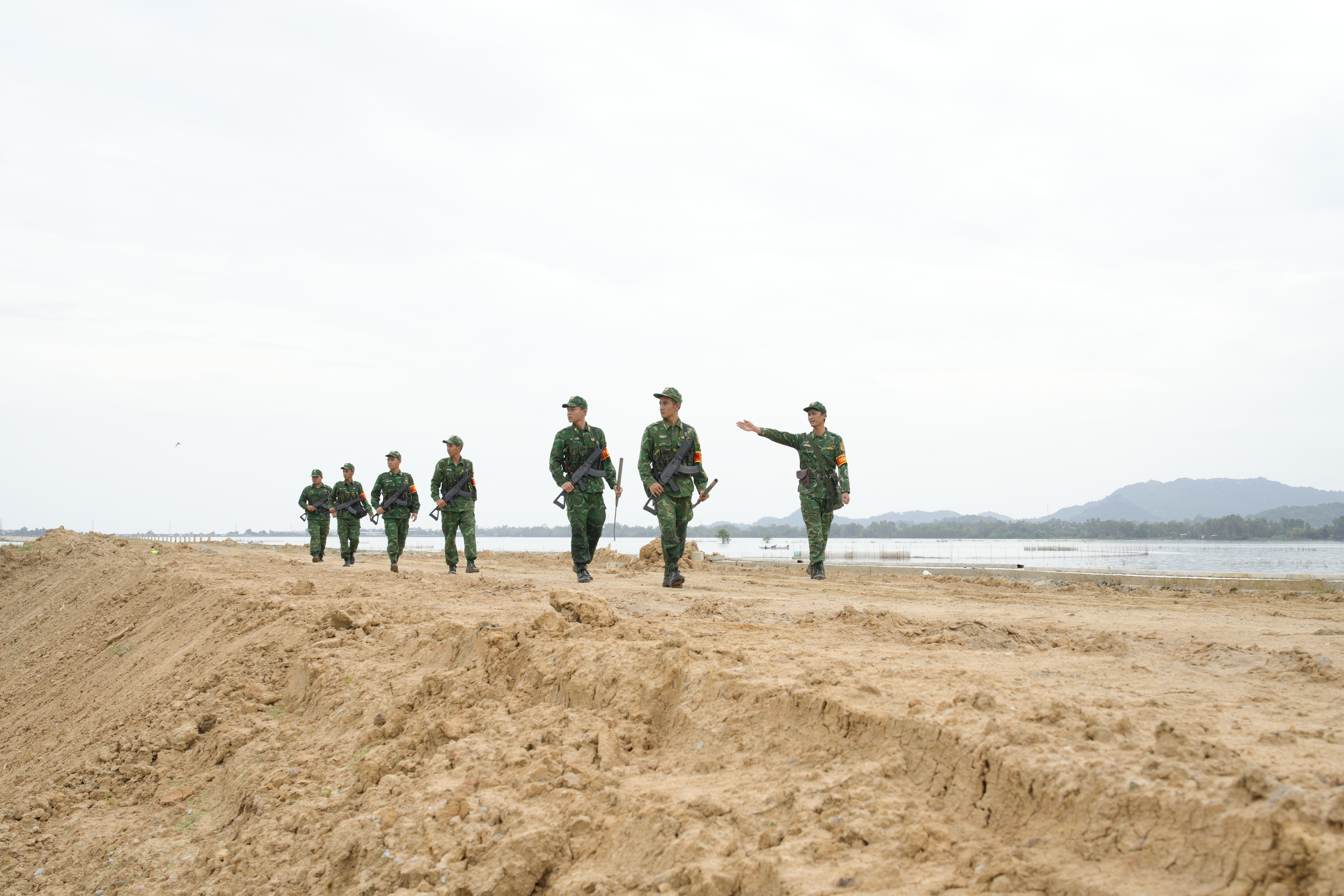 C&aacute;n bộ, chiến sĩ đồn Bi&ecirc;n ph&ograve;ng cửa khẩu Quốc tế Tịnh Bi&ecirc;n tuần tra bảo vệ bi&ecirc;n giới.