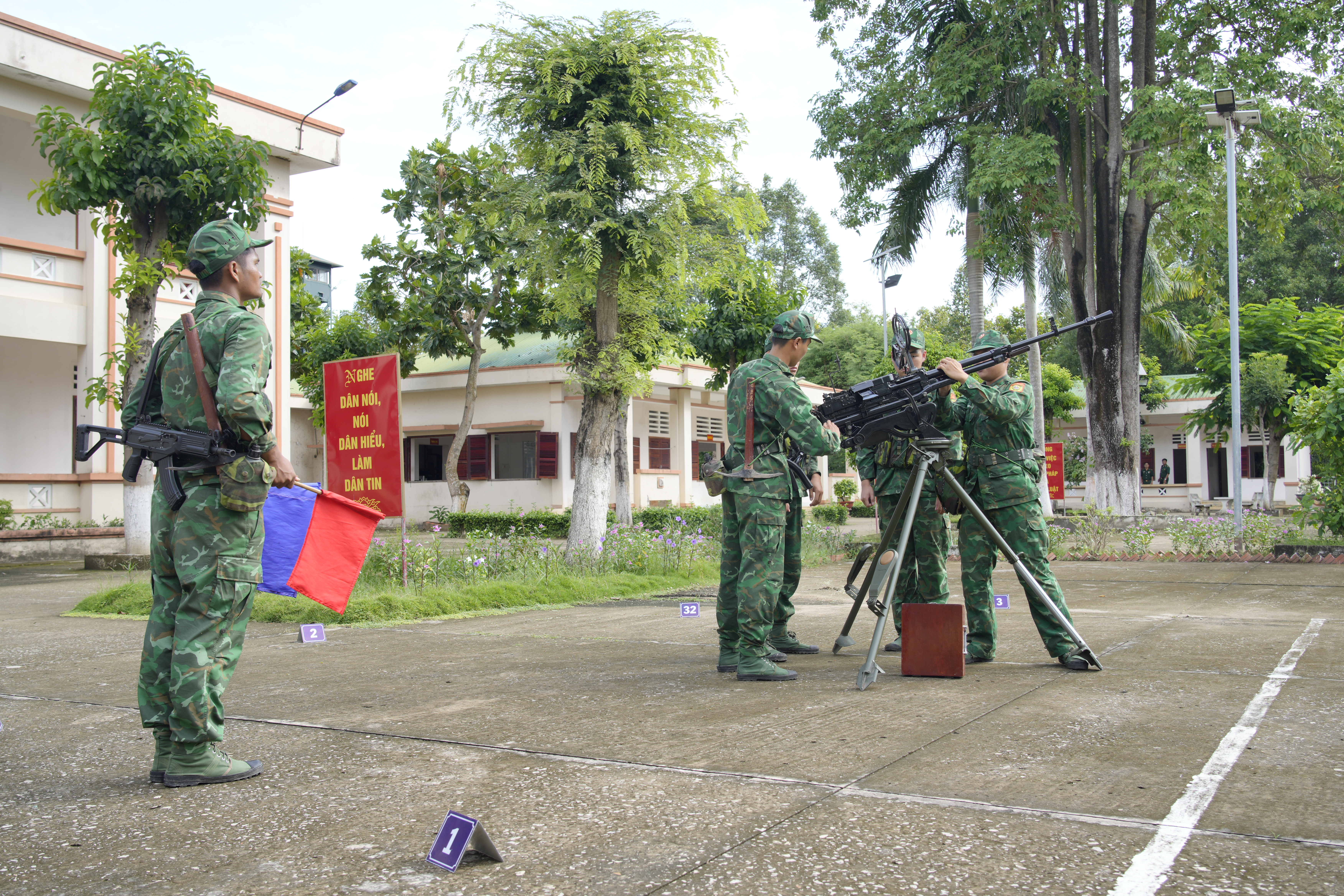 C&aacute;n bộ, chiến sĩ đồn Bi&ecirc;n ph&ograve;ng Vĩnh Nguơn, luyện tập phương &aacute;n sẵn s&agrave;ng chiến đấu bảo vệ chủ quyền bi&ecirc;n giới.