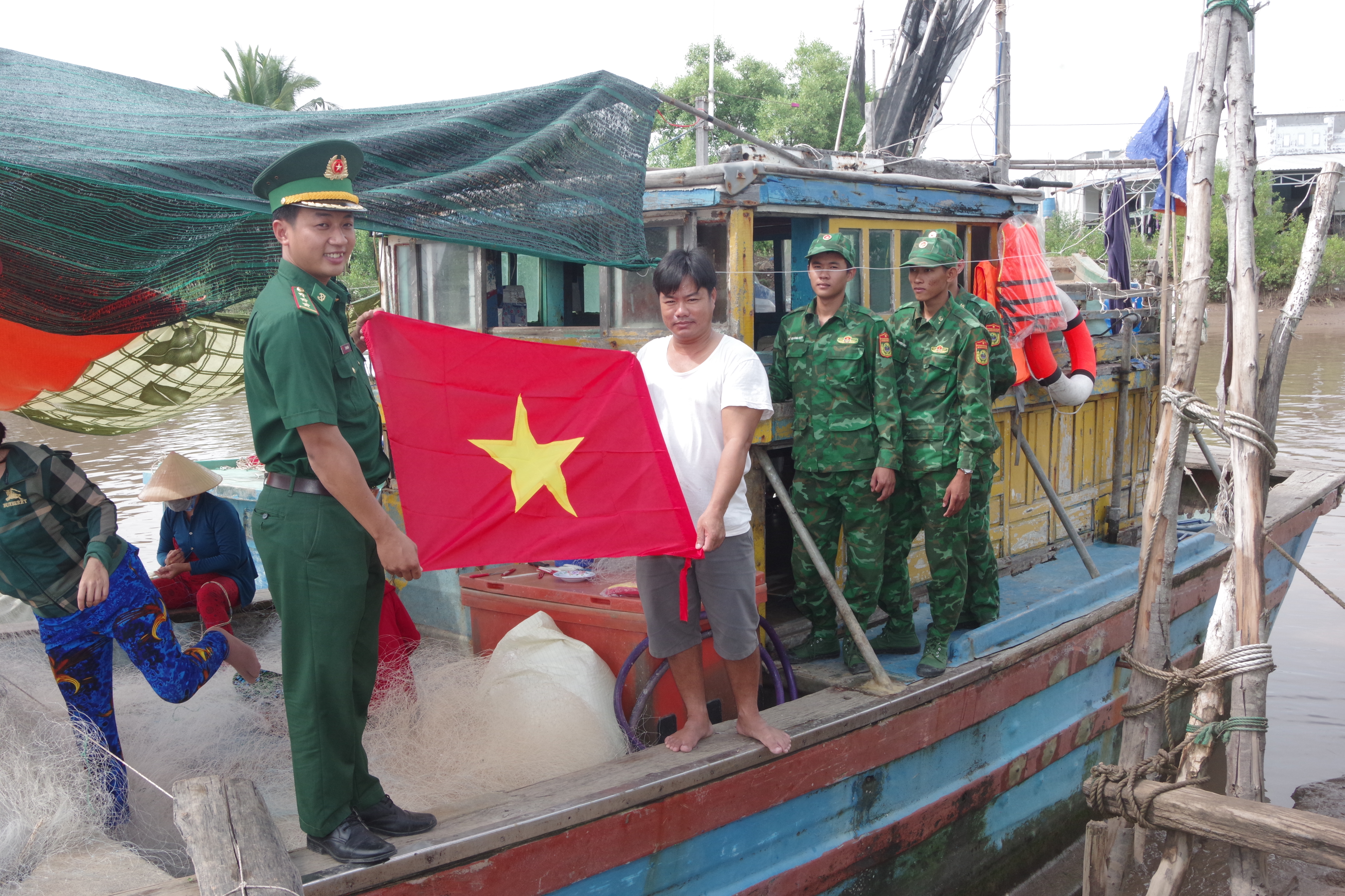 Bộ đội Bi&ecirc;n ph&ograve;ng Bạc Li&ecirc;u tặng cờ cho ngư d&acirc;n, g&oacute;p phần khẳng định chủ quyền biển đảo của Tổ quốc.