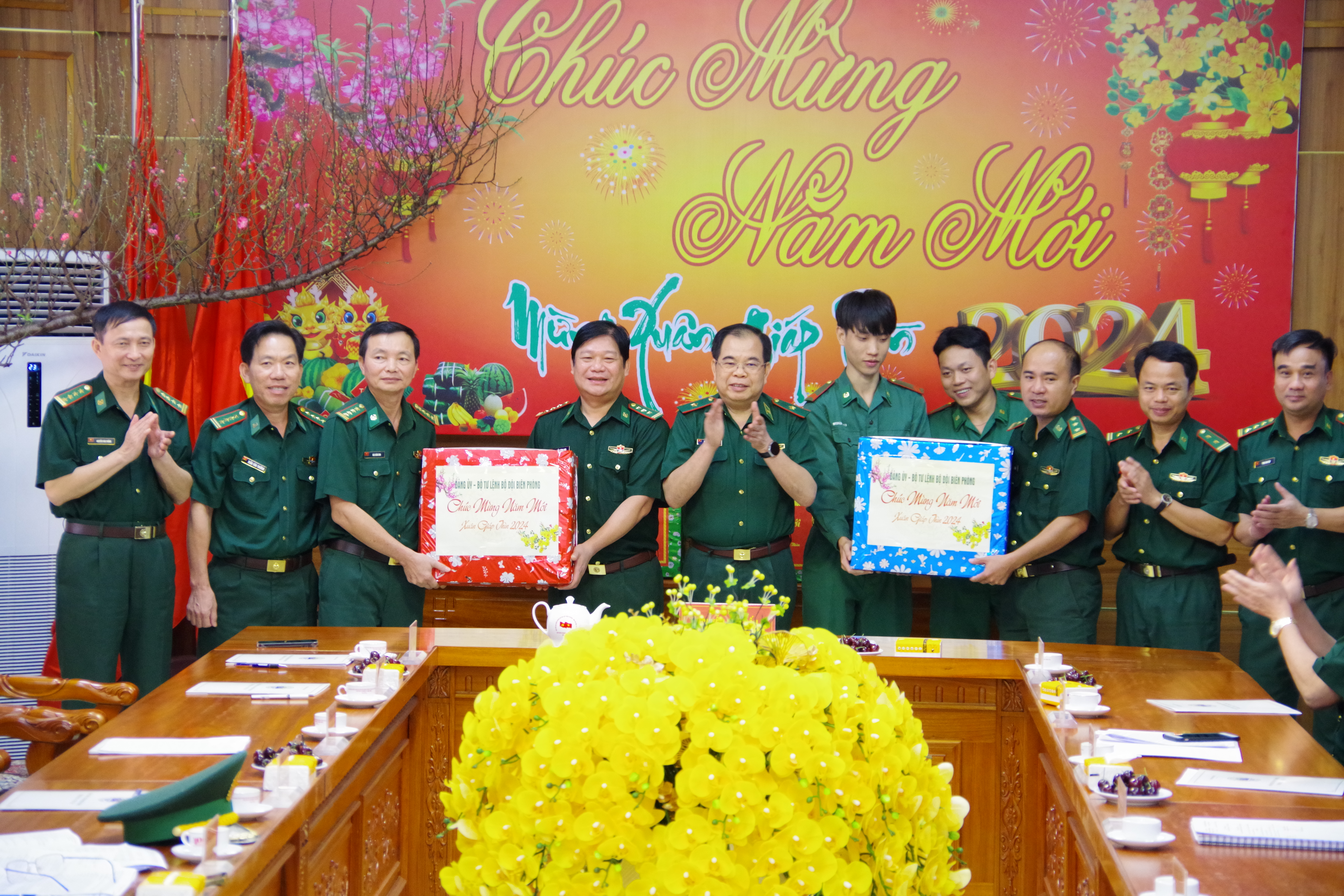 Thi&ecirc;́u tướng Phùng Qu&ocirc;́c Tu&acirc;́n, Ủy vi&ecirc;n Ban thường vụ Đảng ủy, Phó Chính ủy BĐBP Vi&ecirc;̣t Nam tặng quà, chúc T&ecirc;́t cán b&ocirc;̣, chi&ecirc;́n sĩ BĐBP tỉnh Bà Rịa &ndash; Vũng Tàu.