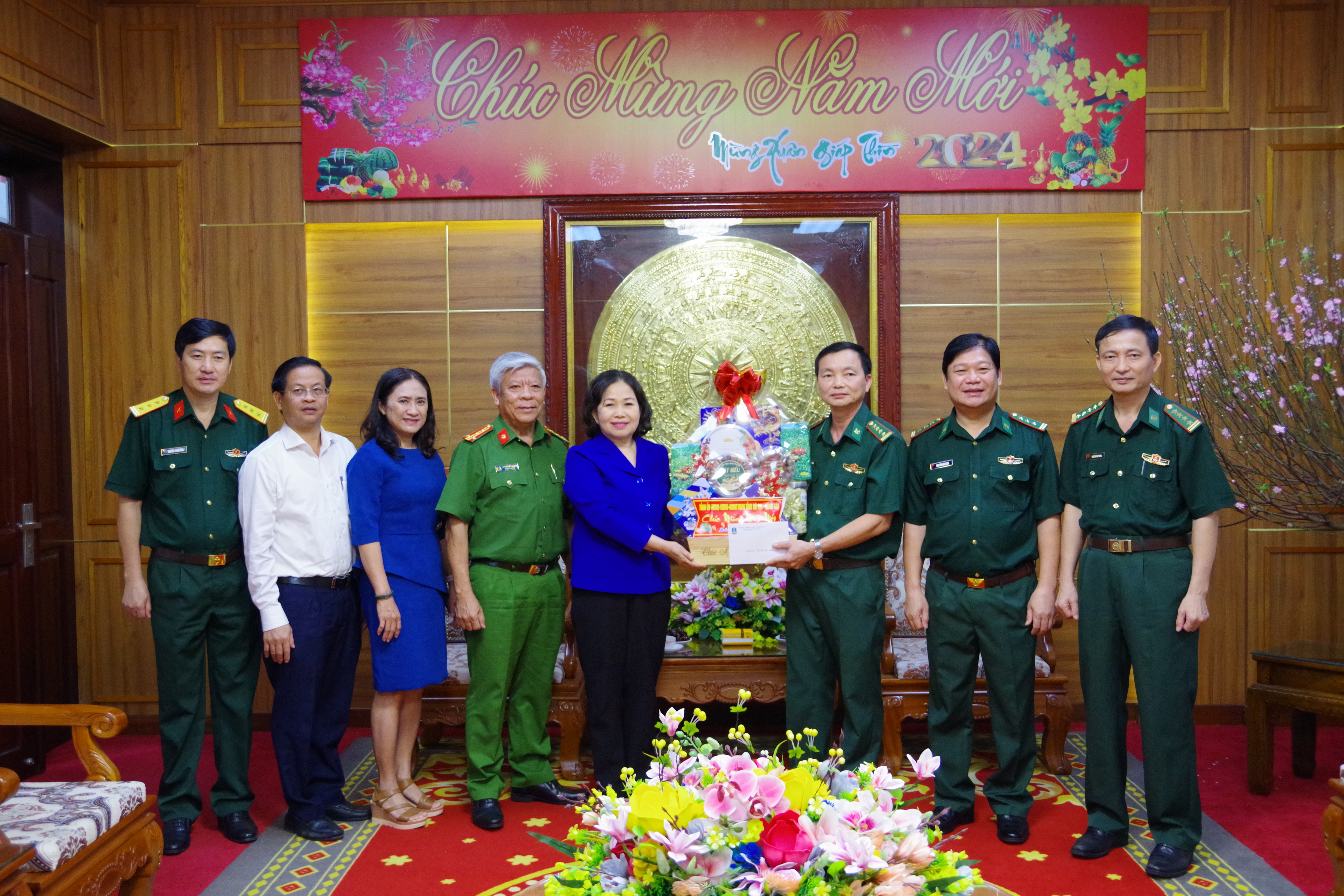 Đ&ocirc;̀ng chí Nguyễn Thị Yến, Ph&oacute; B&iacute; thư Thường trực Tỉnh ủy, Trưởng Đo&agrave;n ĐBQH tỉnh tặng quà, chúc T&ecirc;́t cán b&ocirc;̣, chi&ecirc;́n sĩ BĐBP tỉnh Bà Rịa &ndash; Vũng Tàu.