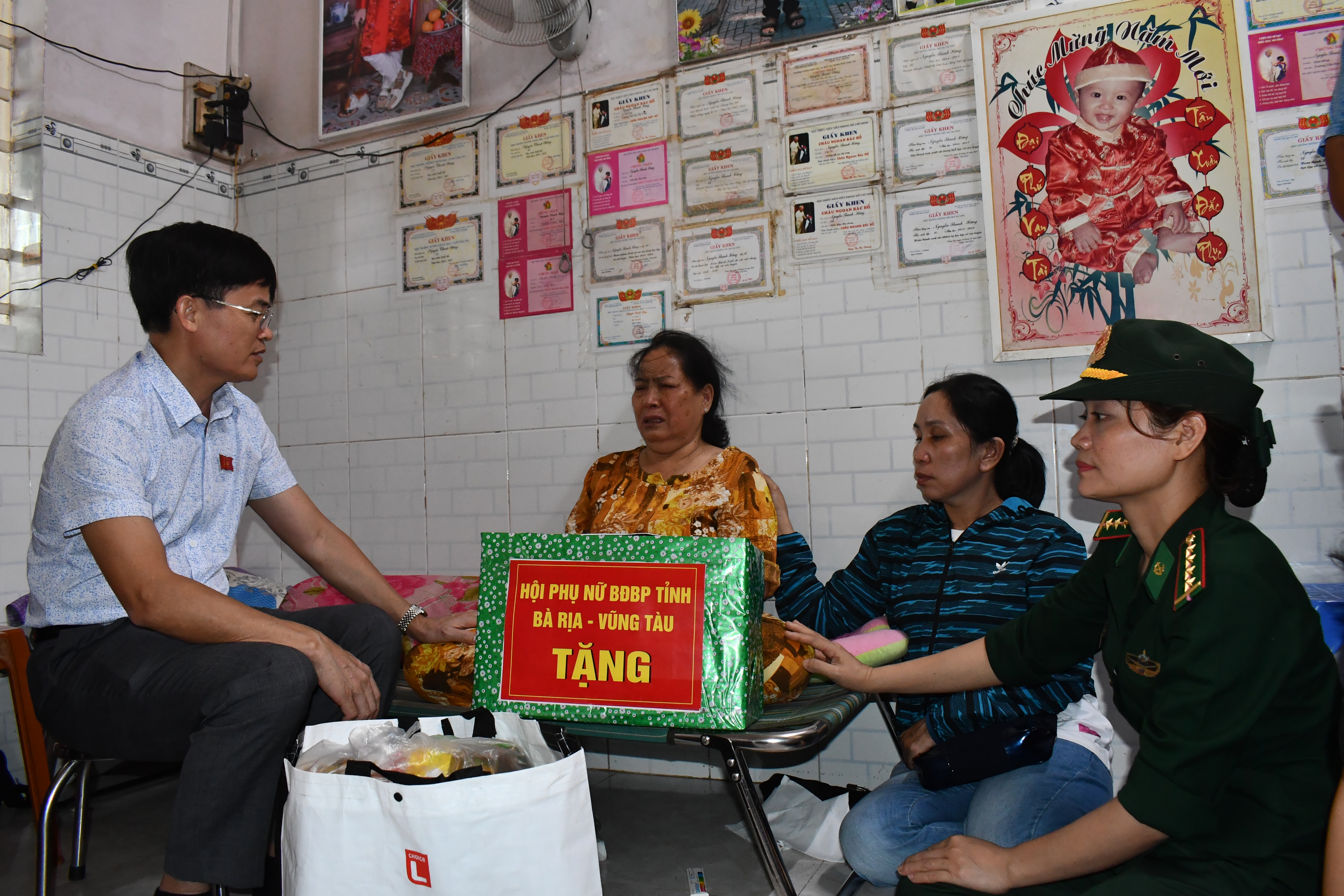 Đoàn c&ocirc;ng tác UBND TP. Vũng T&agrave;u và Đồn Bi&ecirc;n ph&ograve;ng Bến Đ&aacute; cùng Hội Phụ nữ Bộ đội Bi&ecirc;n ph&ograve;ng tỉnh Bà Rịa &ndash; Vũng Tàu thăm hỏi, đ&ocirc;̣ng vi&ecirc;n và trao tặng qu&agrave; cho gia đình thuyền vi&ecirc;n đang bị m&acirc;́t tích.