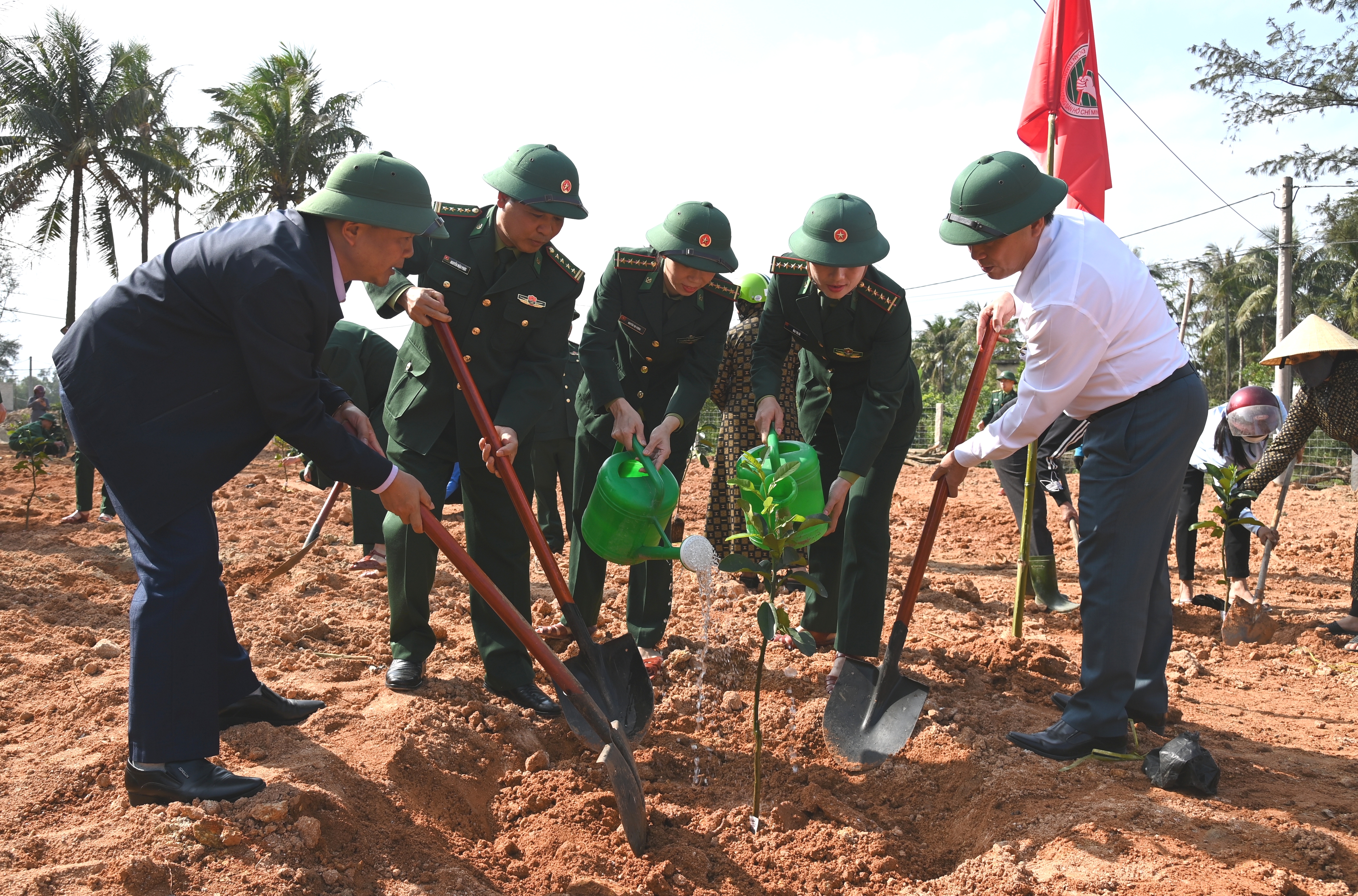 Đồn Bi&#234;n ph&#242;ng Lạch K&#232;n hưởng ứng “Tết trồng c&#226;y đời đời nhớ ơn B&#225;c Hồ” - Ảnh 1