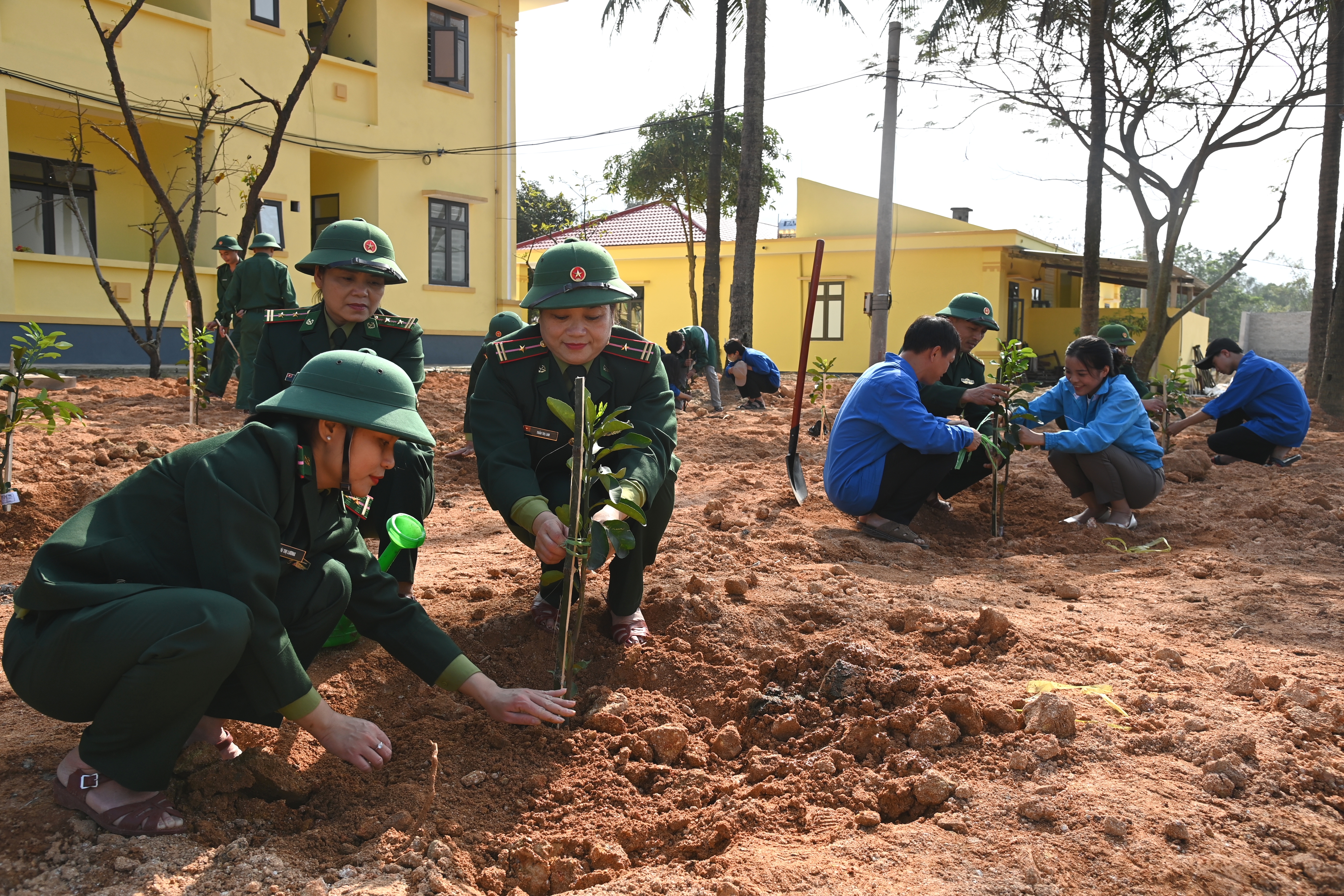 Đồn Bi&ecirc;n ph&ograve;ng Lạch K&egrave;n c&ugrave;ng với đo&agrave;n vi&ecirc;n, thanh ni&ecirc;n v&agrave; hội vi&ecirc;n hội phụ nữ c&aacute;c x&atilde; tr&ecirc;n địa b&agrave;n đ&atilde; trồng hơn 8000 c&acirc;y keo v&agrave; gần 400 c&acirc;y ăn quả.