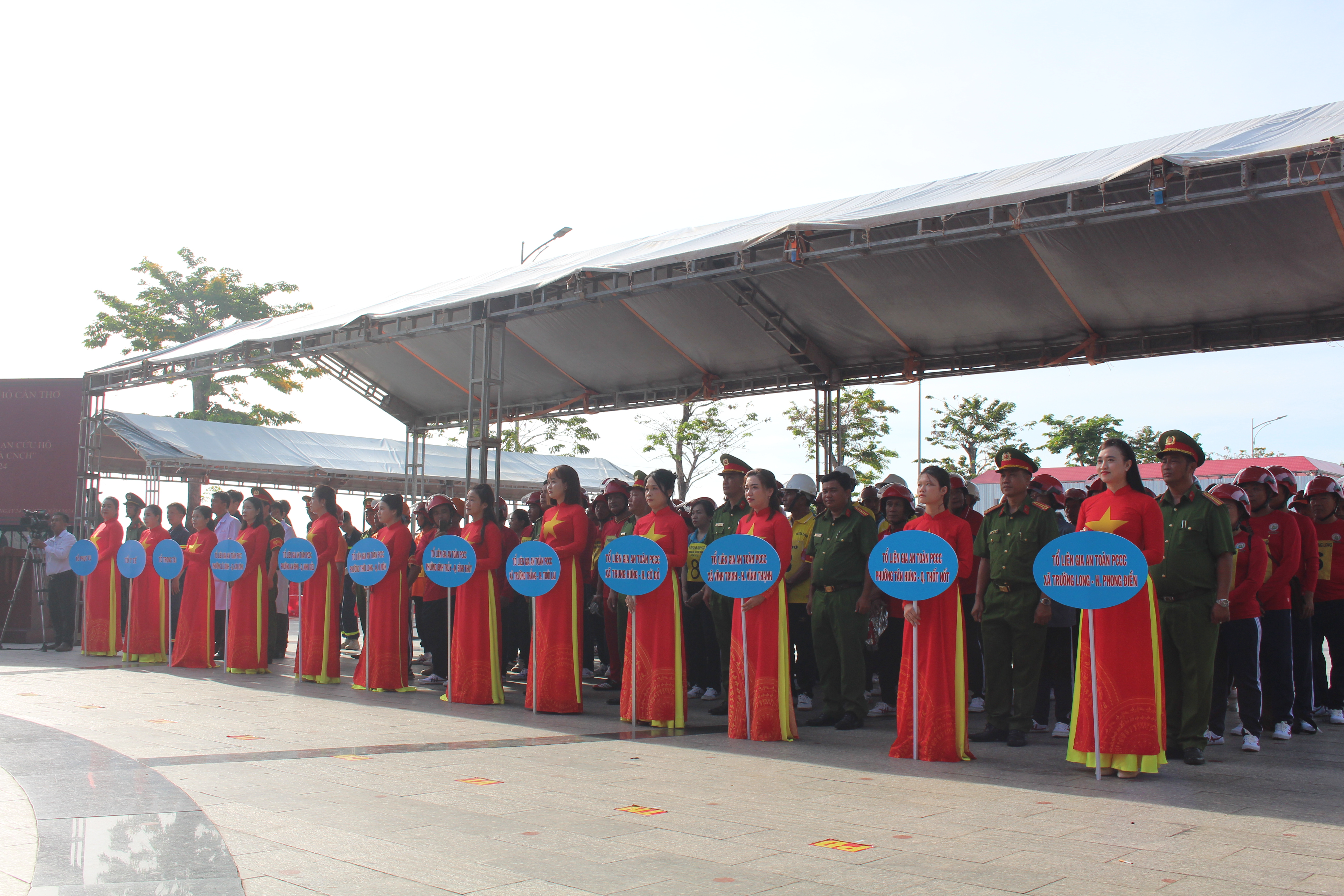 Hội thi nghiệp vụ chữa ch&aacute;y v&agrave; cứu nạn, cứu hộ &ldquo;Tổ li&ecirc;n gia an to&agrave;n ph&ograve;ng ch&aacute;y, chữa ch&aacute;y&rdquo; cấp th&agrave;nh phố năm 2024 c&oacute; sự tham dự của L&atilde;nh đạo c&aacute;c cấp; đại diện c&aacute;c sở, ban, ng&agrave;nh; c&aacute;c đội thi c&ugrave;ng sự c&oacute; mặt của đ&ocirc;ng đảo người d&acirc;n. (Ảnh: PV)