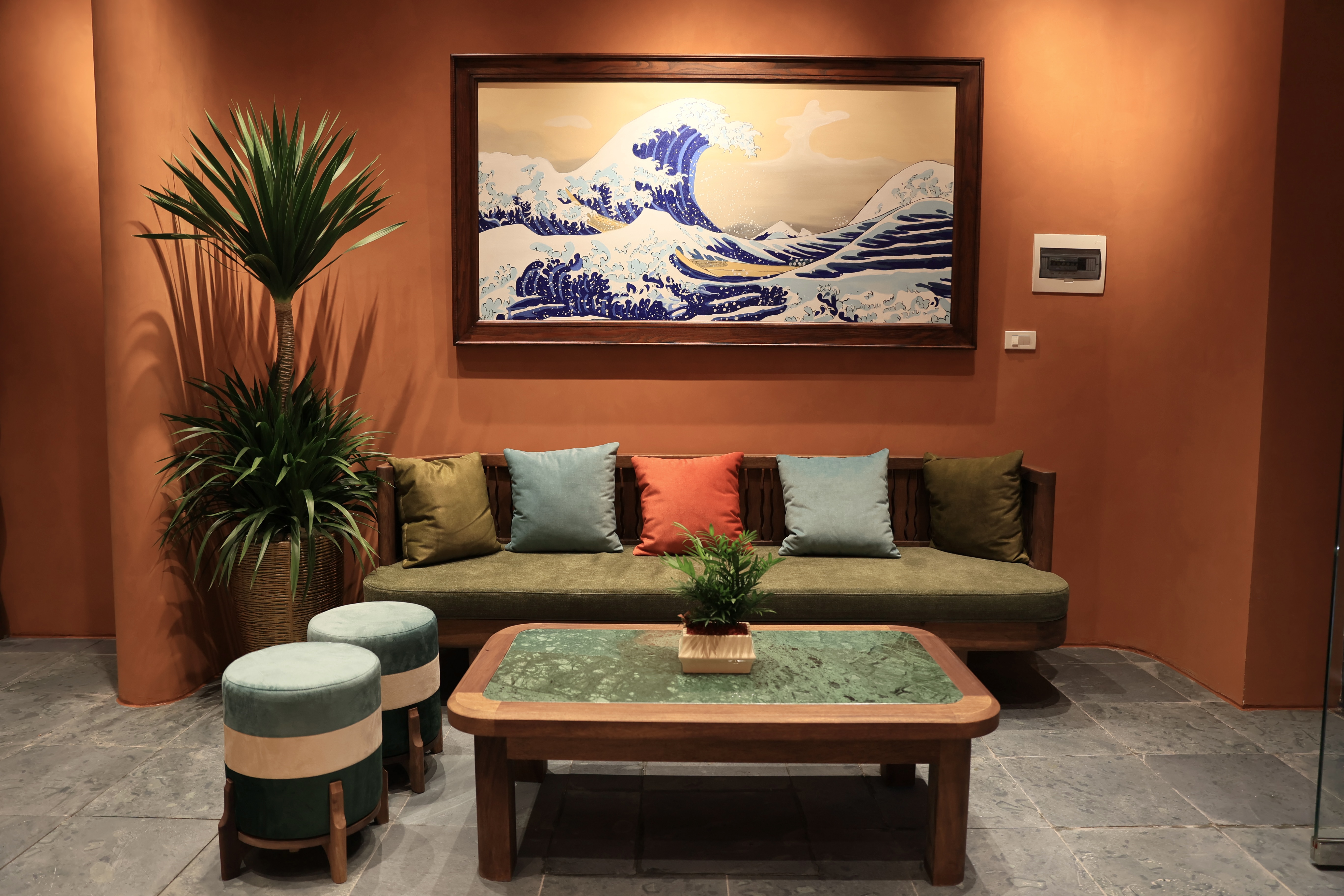 Kh&ocirc;ng gian sofa tiếp đ&oacute;n sang trọng, ấm c&uacute;ng tại Plumeria Spa Ocean Park 1.