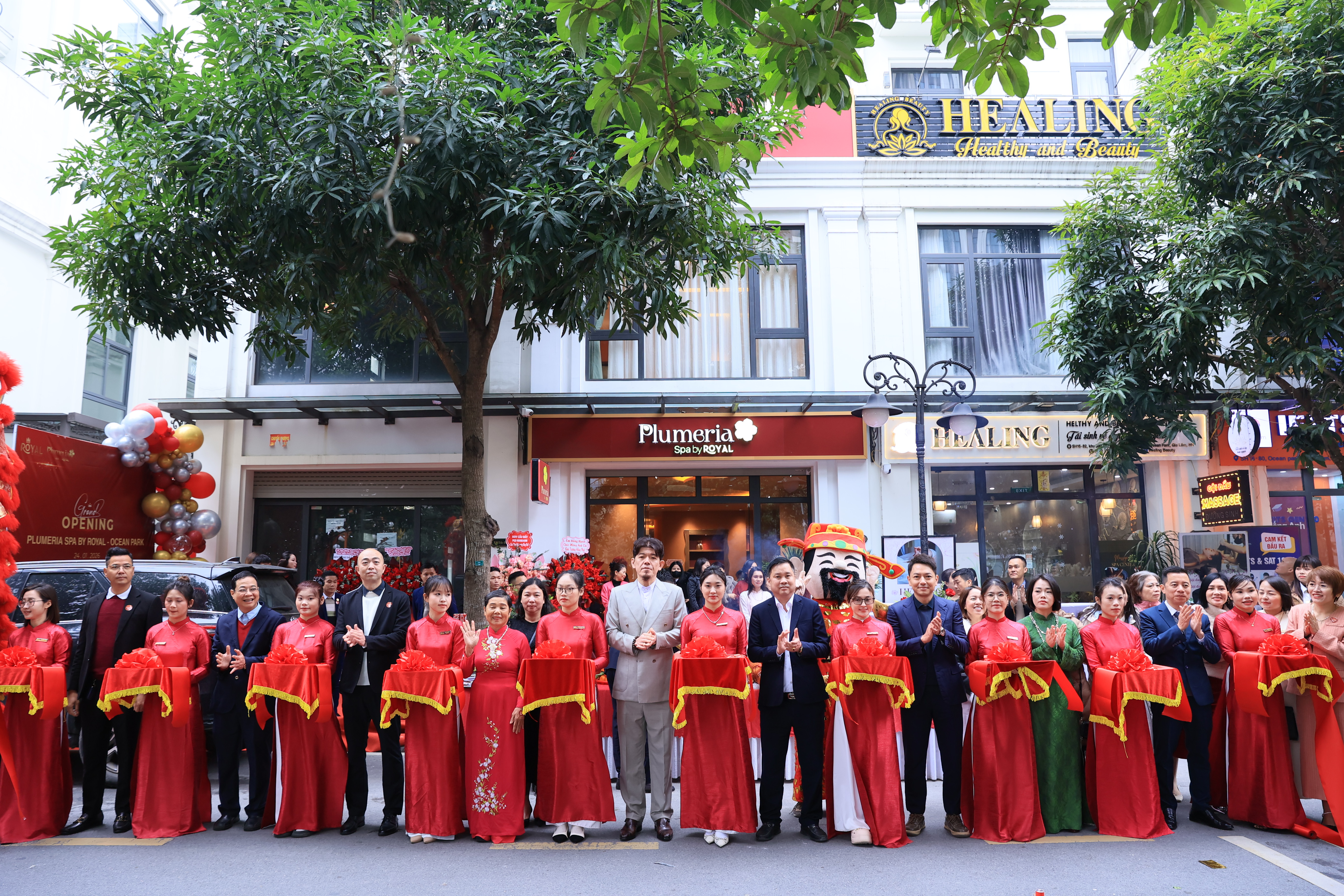 Đại diện Tập đo&agrave;n Royal c&ugrave;ng đối t&aacute;c thực hiện nghi thức cắt băng khai trương cơ sở mới tại Ocean Park 1.