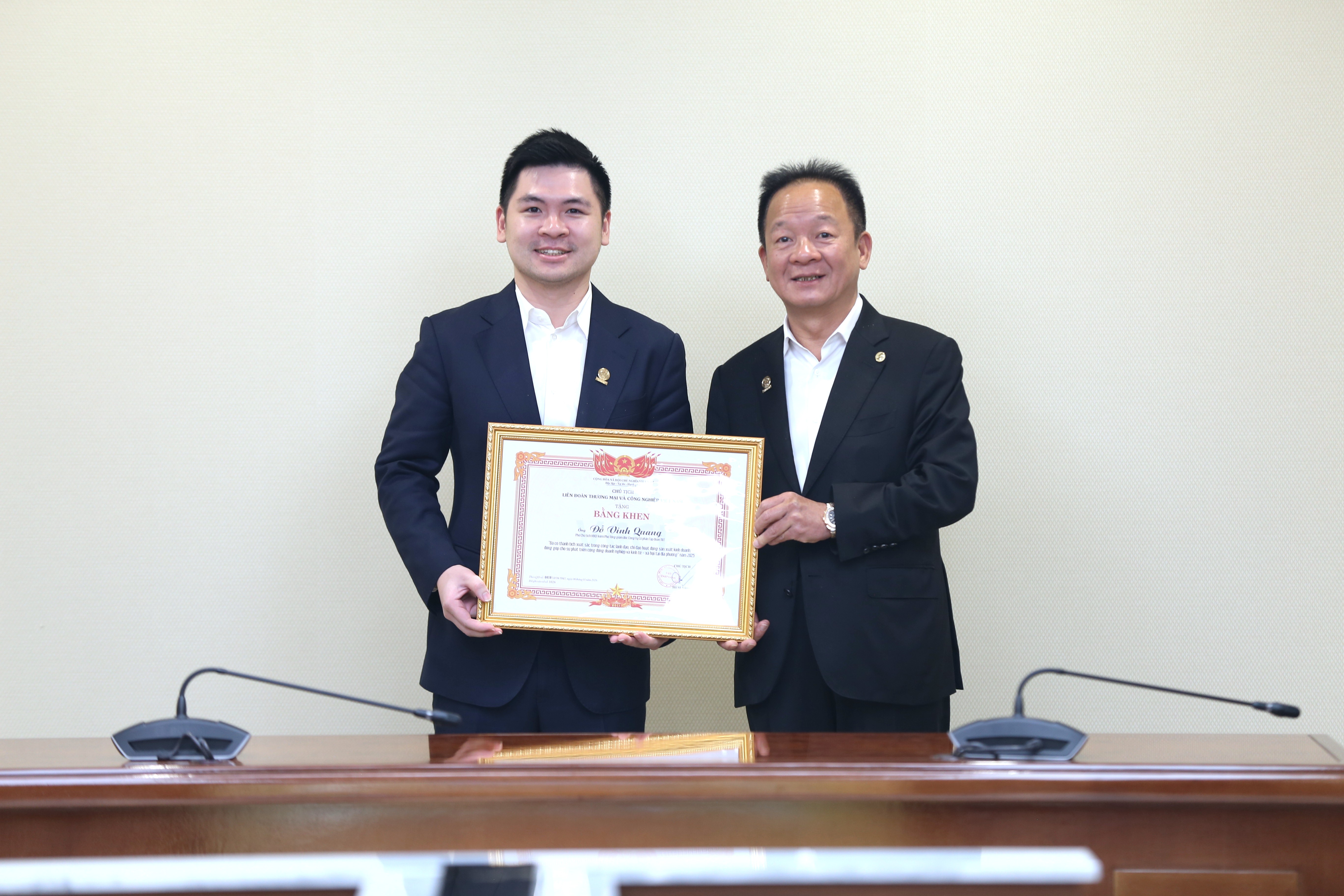 Ph&oacute; Chủ tịch HĐQT Tập đo&agrave;n T&amp;T Group Đỗ Vinh Quang đ&oacute;n nhận Bằng khen của VCCI. &nbsp;