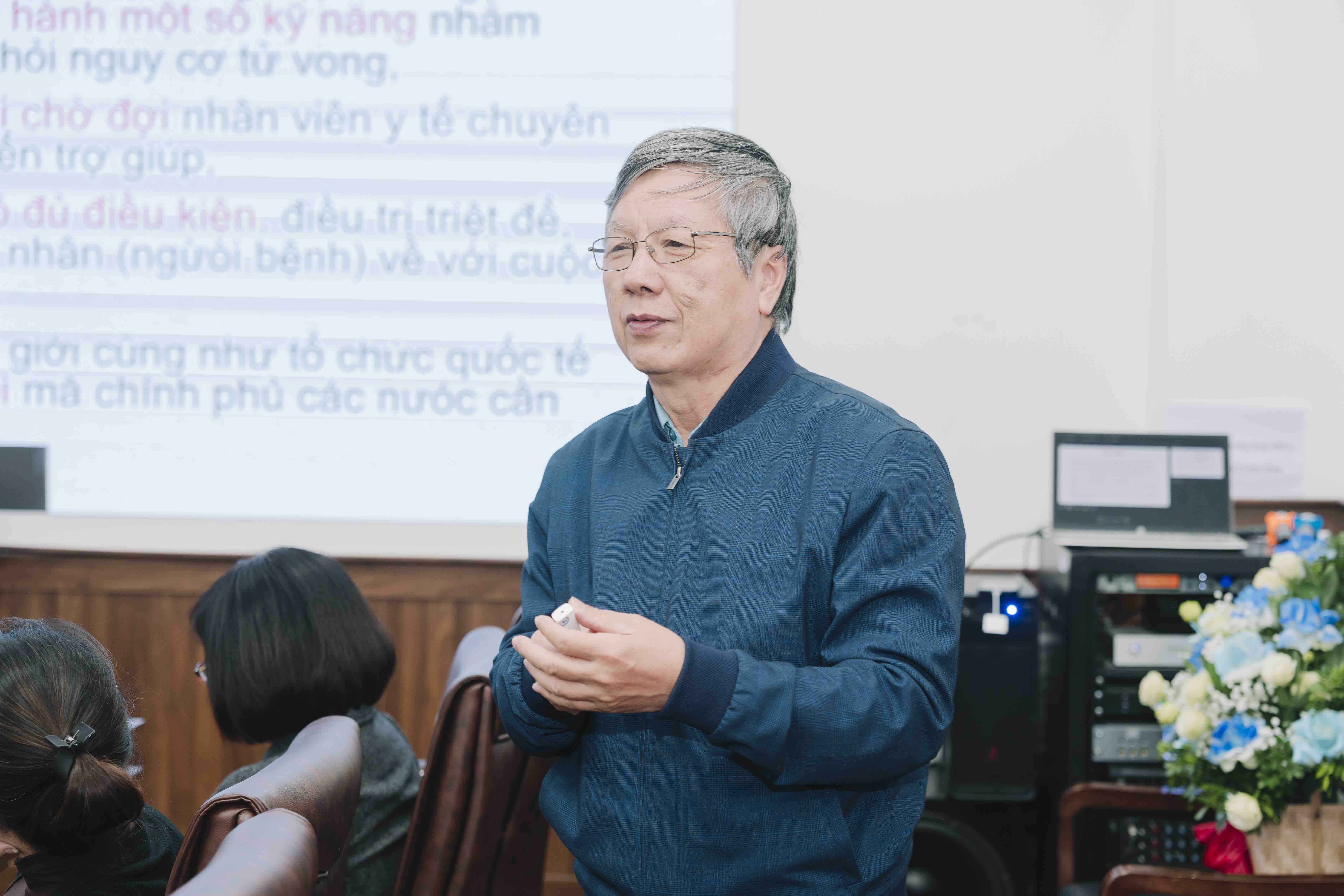 GS.TS.BS Nguyễn Gia B&igrave;nh - Chủ tịch Hội Hồi sức Cấp cứu v&agrave; Chống độc Việt Nam - tham gia giảng dạy.