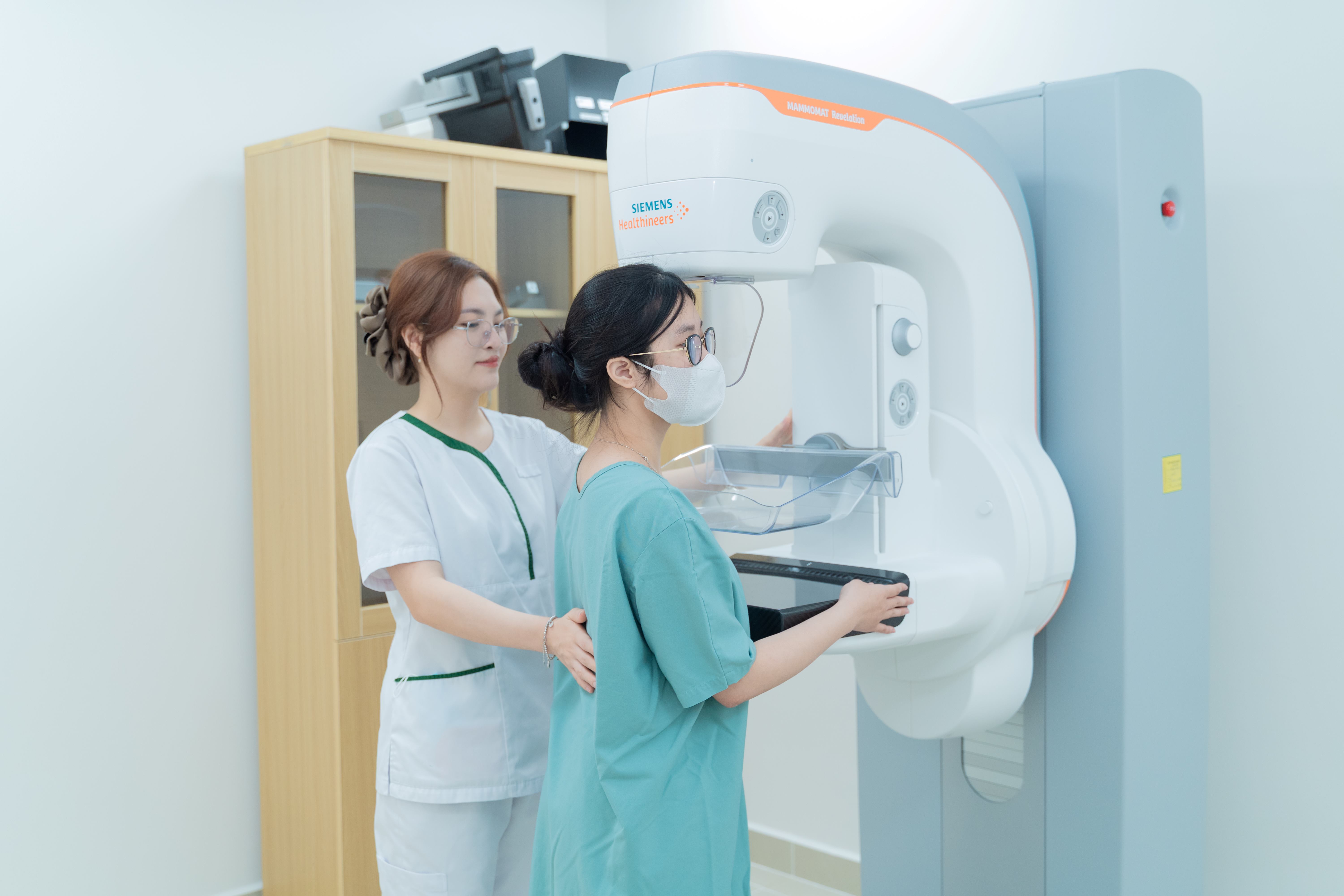 Với nhiều c&ocirc;ng nghệ ti&ecirc;n tiến, hệ thống chụp nhũ ảnh MAMMOMAT Revelation mang đến trải nghiệm tầm so&aacute;t ung thư v&uacute; nhẹ nh&agrave;ng, dễ chịu hơn cho người bệnh.