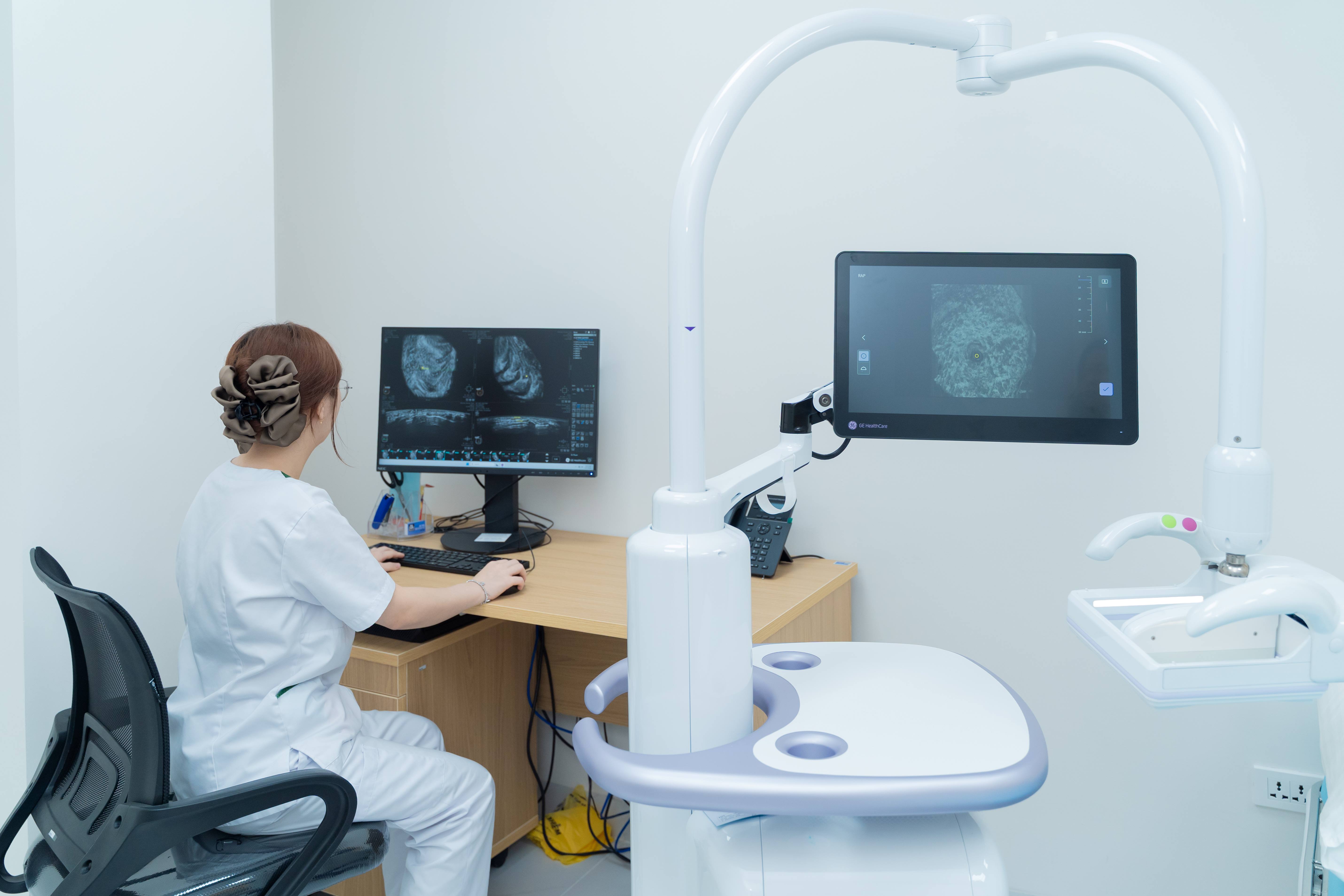 Hệ thống si&ecirc;u &acirc;m Invenia ABUS Prime mang lại h&igrave;nh ảnh r&otilde; n&eacute;t, chi tiết, kể cả tr&ecirc;n người c&oacute; m&ocirc; v&uacute; đặc.