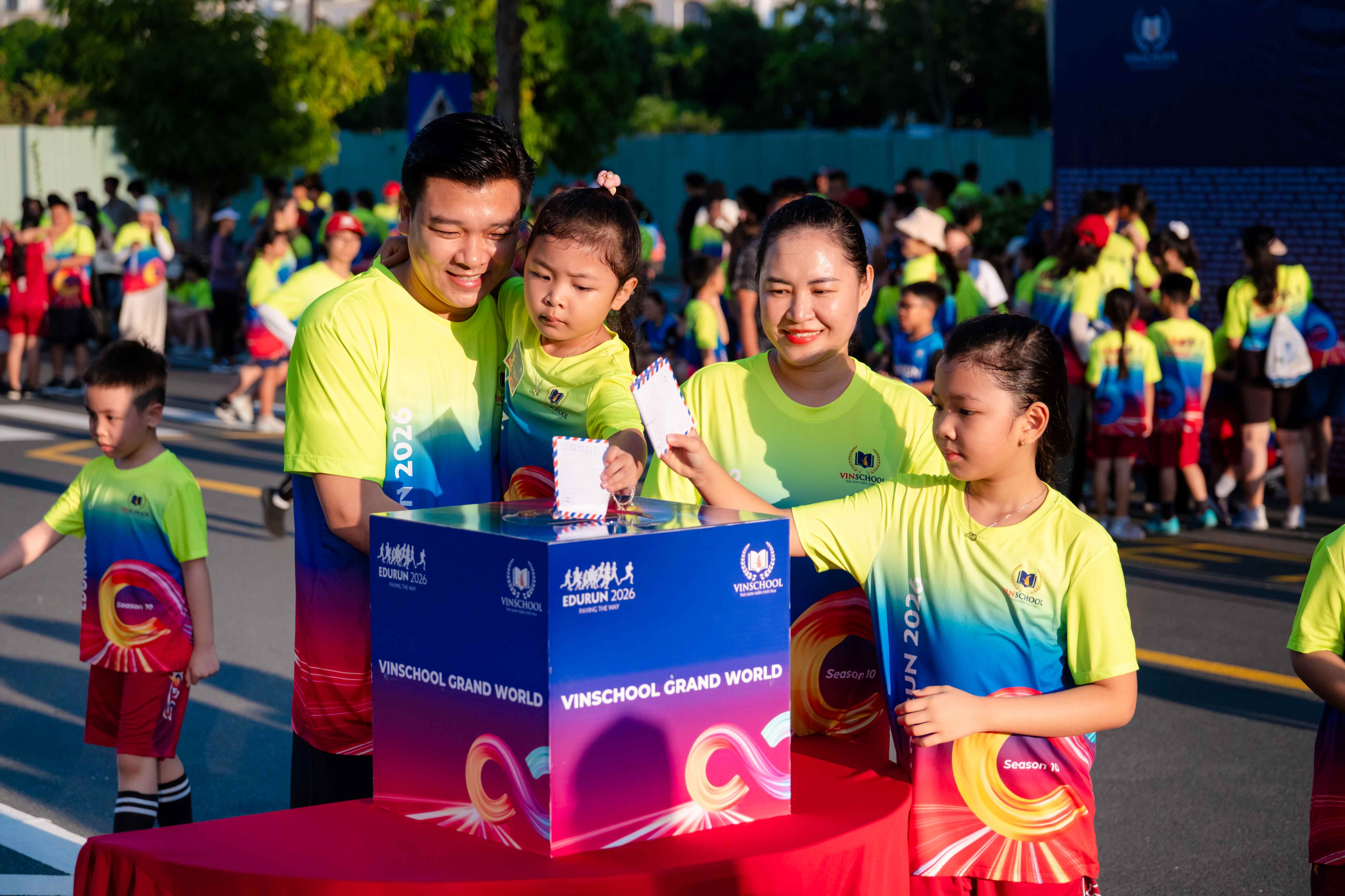 Chương tr&igrave;nh lu&ocirc;n duy tr&igrave; kết nối r&egrave;n luyện thể chất với h&agrave;nh động v&igrave; cộng đồng, qua đ&oacute; h&igrave;nh th&agrave;nh ở học sinh năng lực tự chủ, tinh thần sẻ chia v&agrave; &yacute; thức tr&aacute;ch nhiệm x&atilde; hội.