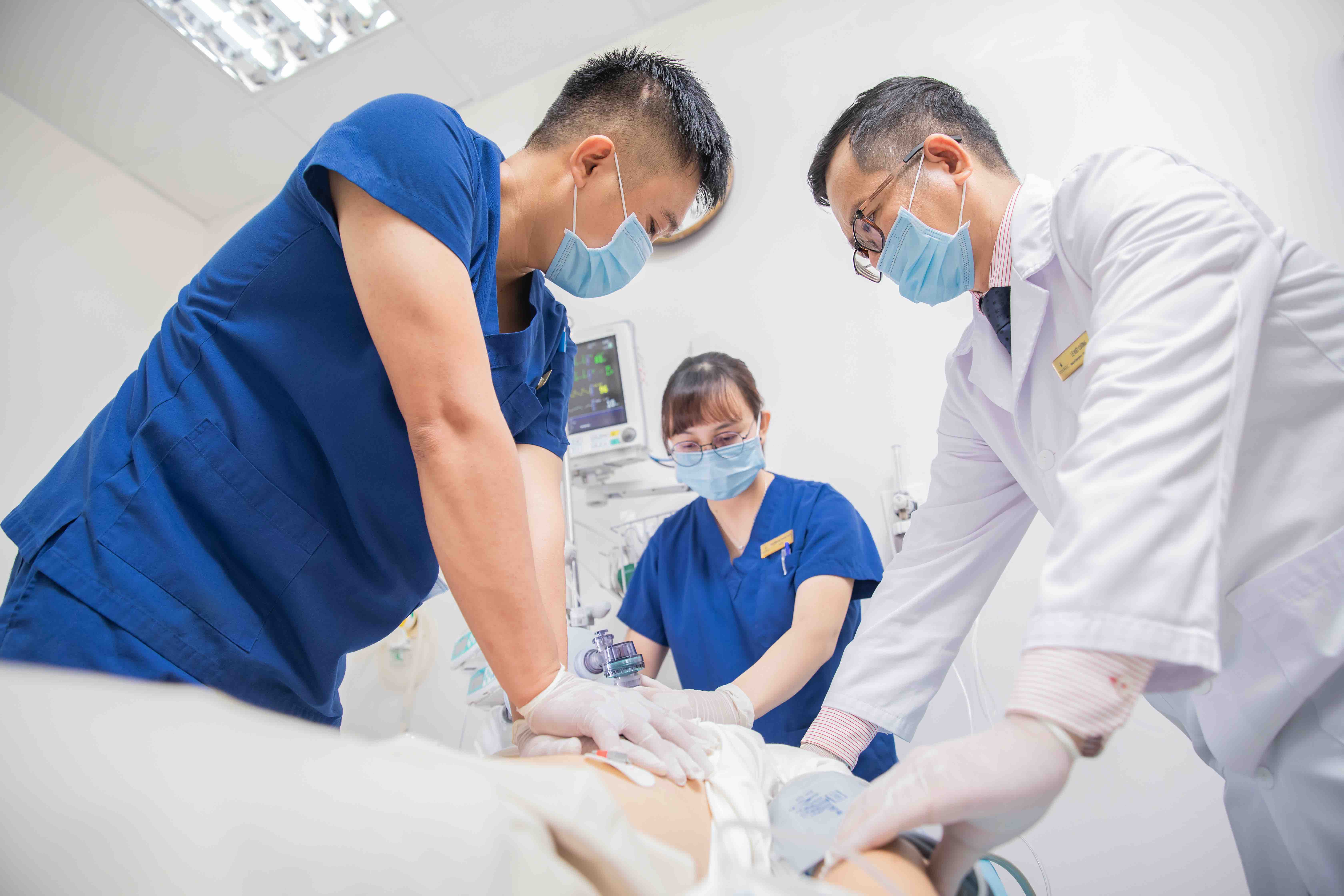 BSCKI L&ecirc; Viết Cường c&ugrave;ng &ecirc;-k&iacute;p tiến h&agrave;nh cấp cứu cho một ca bệnh nguy kịch.