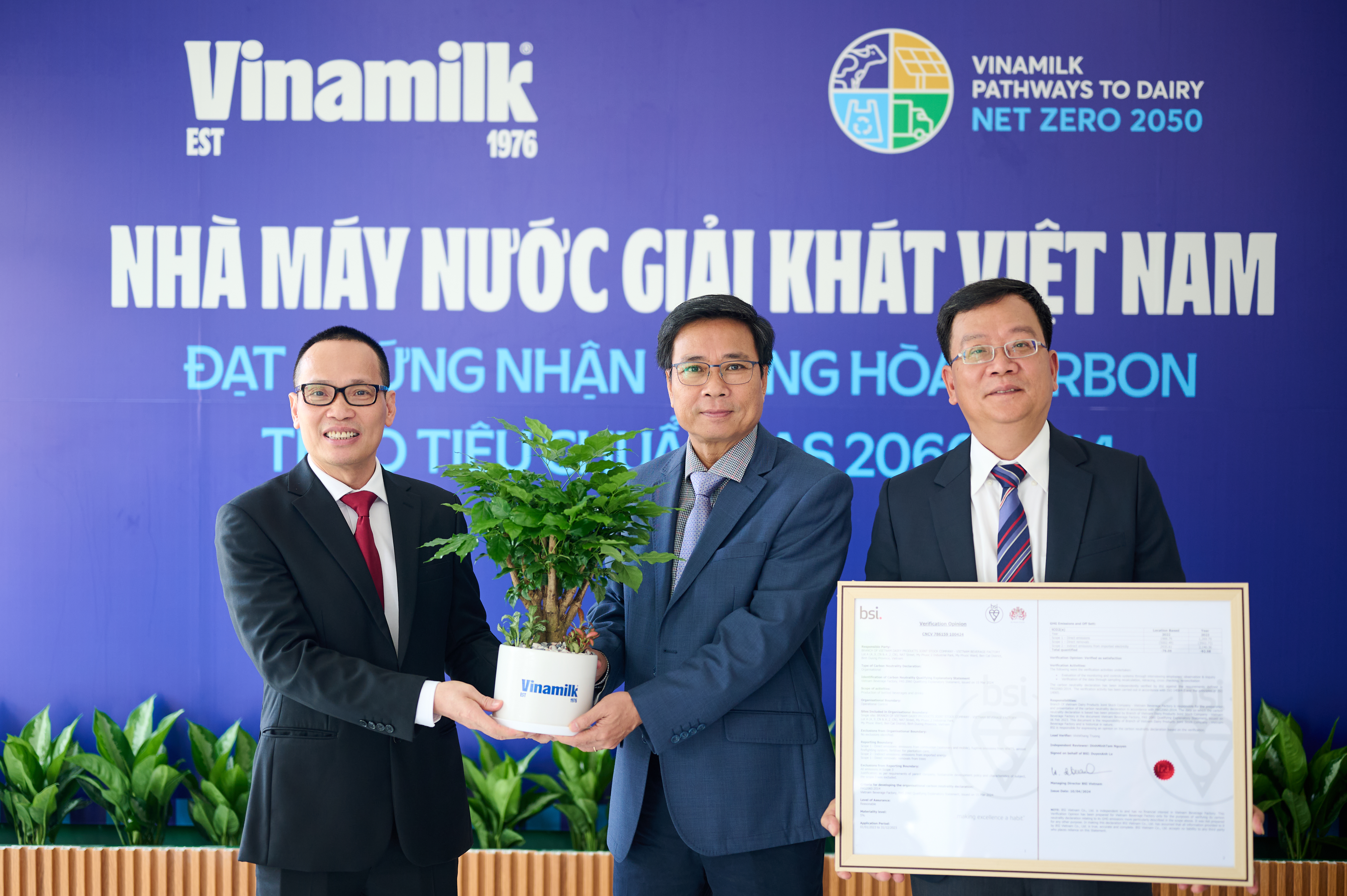 &Ocirc;ng L&ecirc; Ho&agrave;ng Minh, GĐĐH Sản xuất của Vinamilk trao tặng c&acirc;y lưu niệm cho đại diện BSI Việt Nam &nbsp;