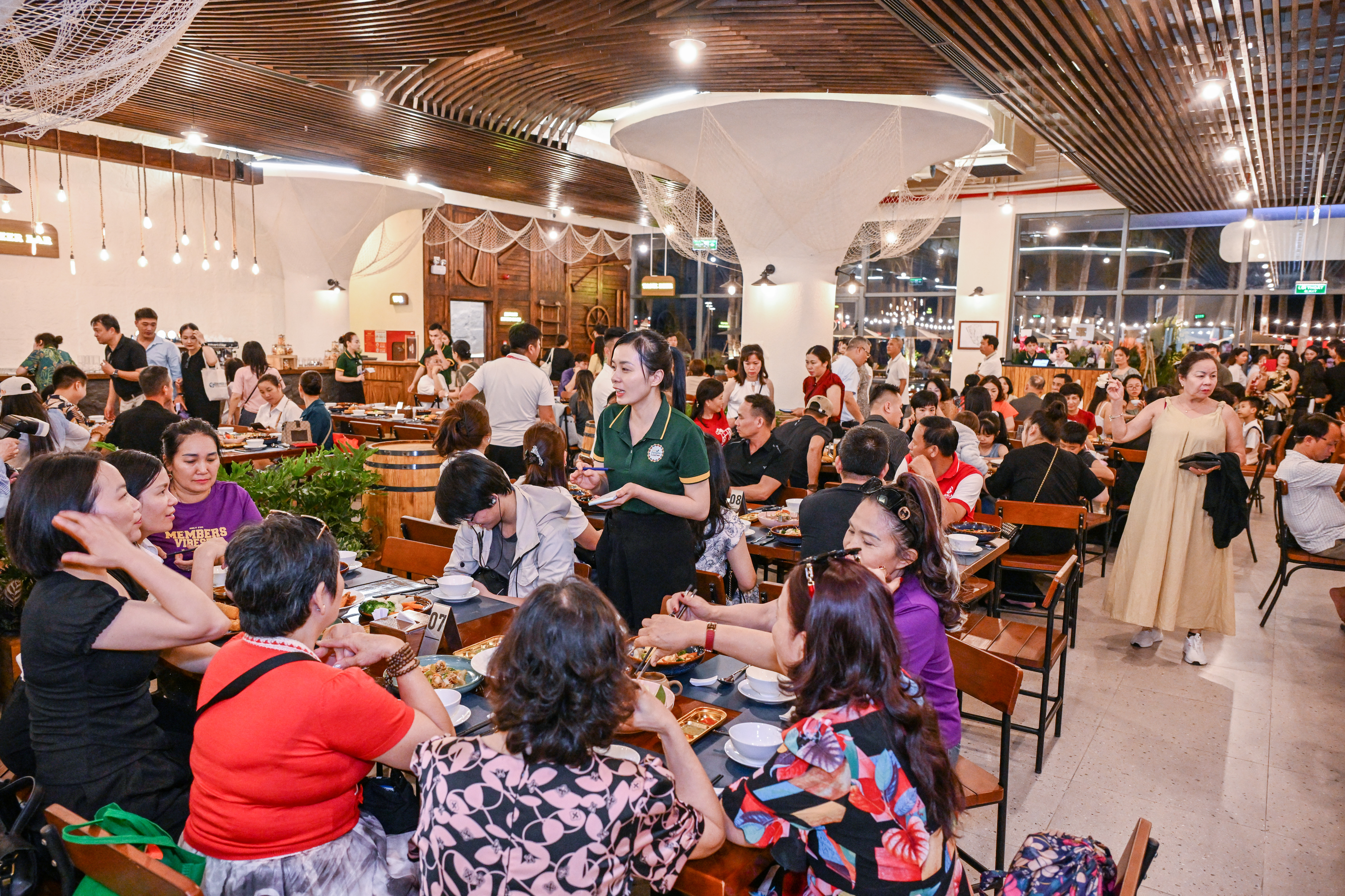 Du kh&aacute;ch trải nghiệm tại Sun Bavaria Cat Ba