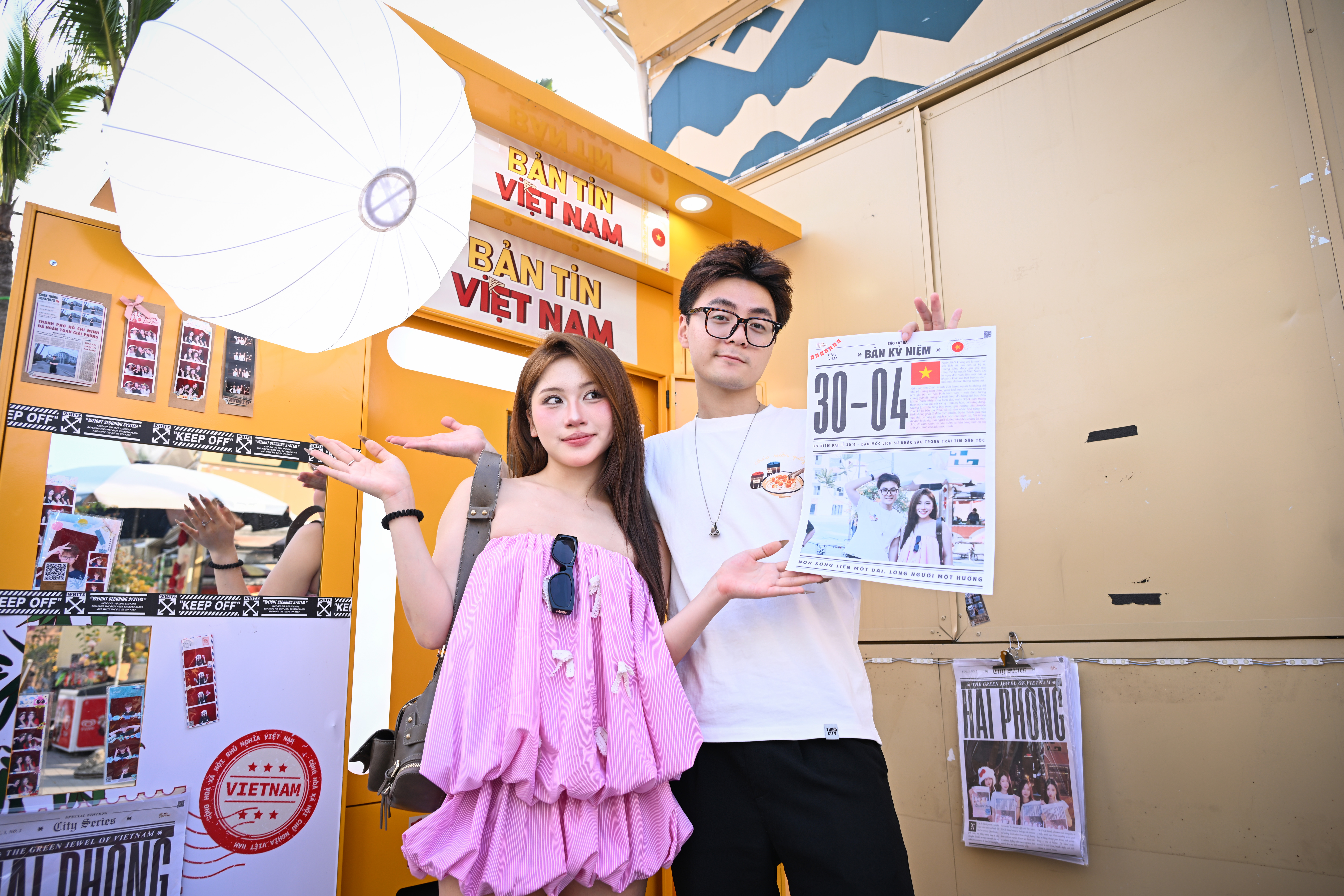 Du kh&aacute;ch check-in gian h&agrave;ng