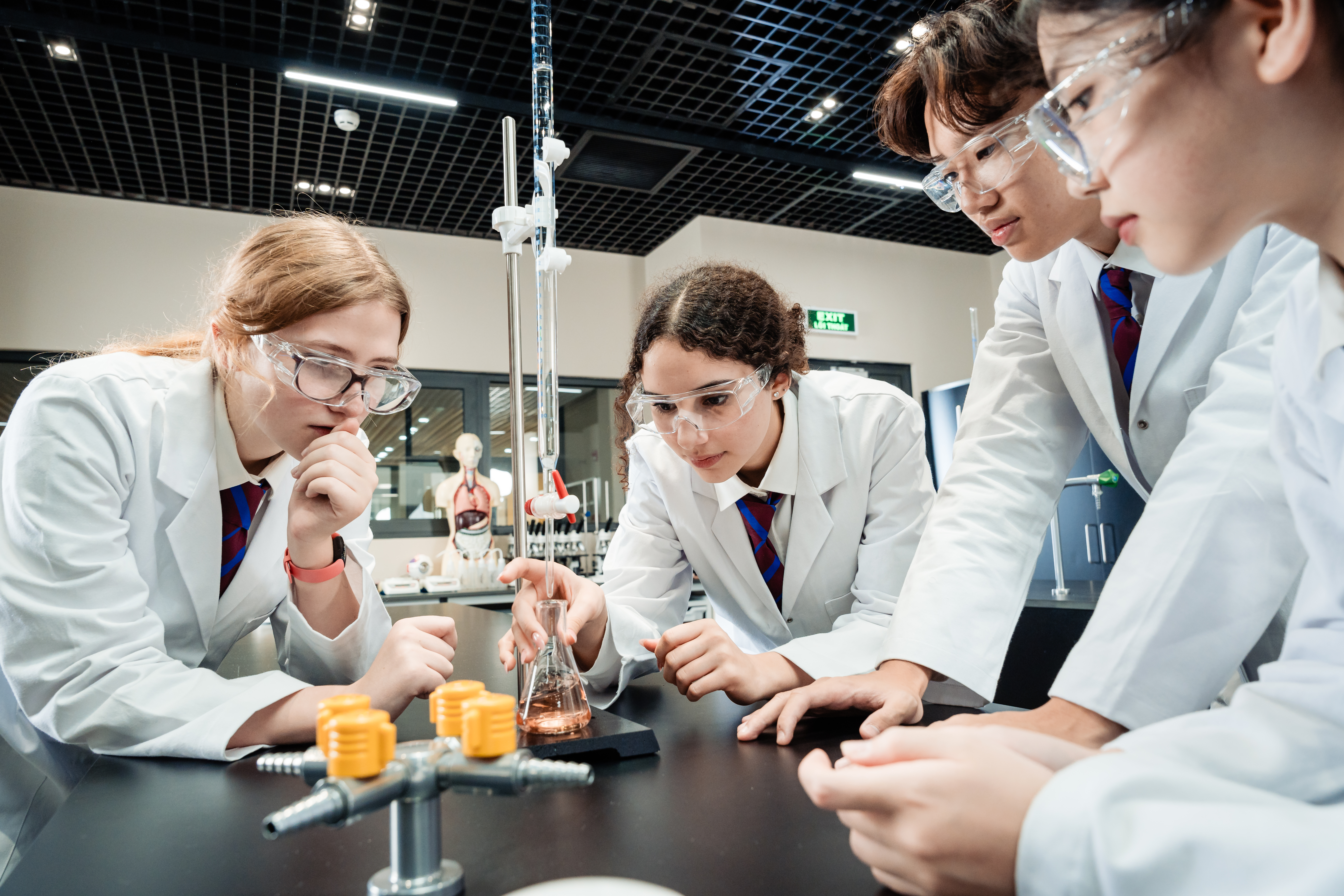 Kế thừa di sản gi&aacute;o dục l&acirc;u đời gần 200 năm của hệ thống Brighton College tại Vương Quốc Anh, Nh&agrave; trường kết hợp h&agrave;i h&ograve;a giữa những ti&ecirc;u chuẩn học thuật xuất sắc với việc nu&ocirc;i dưỡng sự t&ograve; m&ograve; v&agrave; tư duy độc lập ở mỗi học sinh.