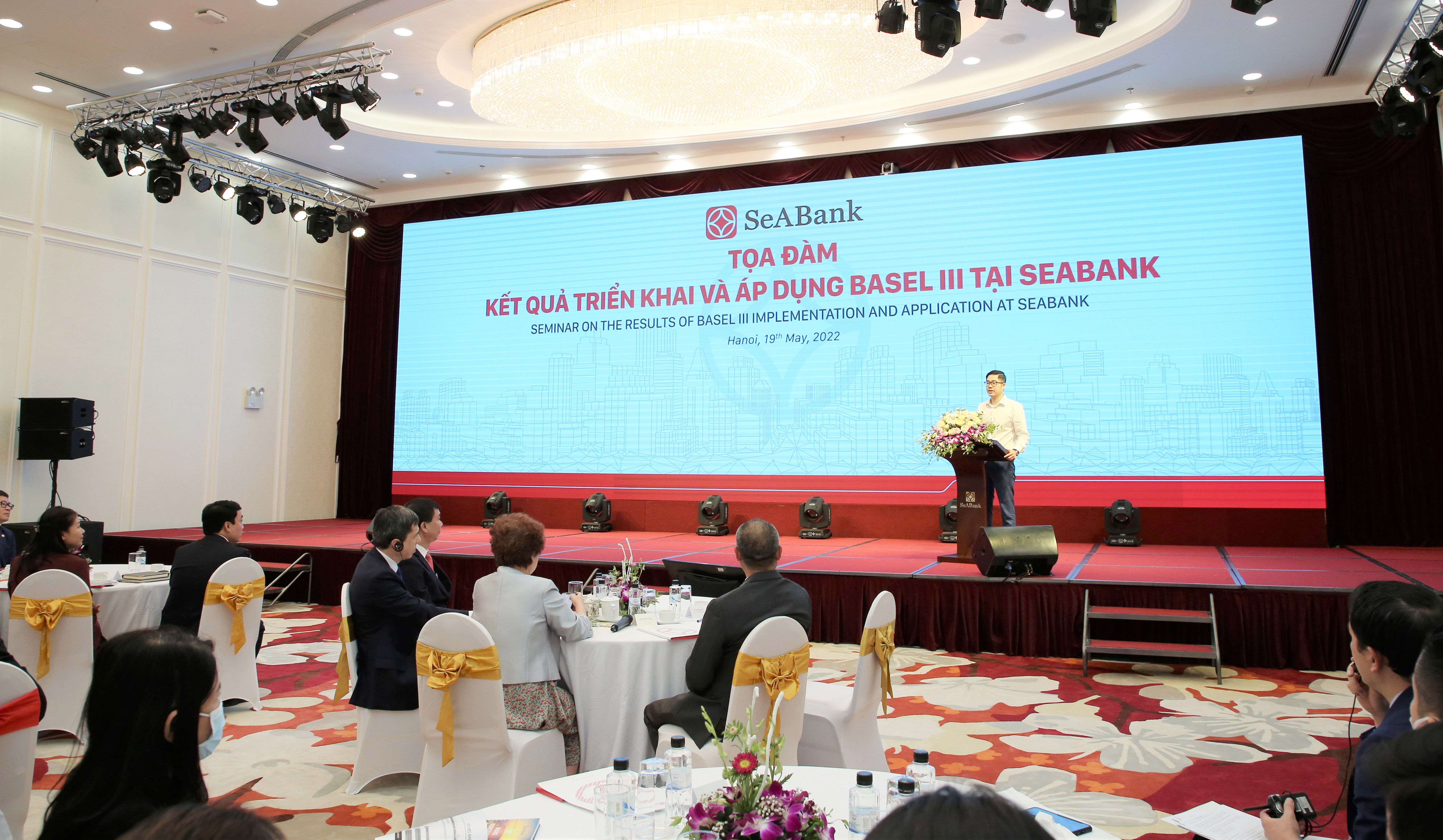 &Ocirc;ng Đỗ Ho&agrave;ng Anh - Ph&oacute; Vụ trưởng Vụ Ch&iacute;nh s&aacute;ch an to&agrave;n hoạt động ng&acirc;n h&agrave;ng ph&aacute;t biểu tại Tọa đ&agrave;m.