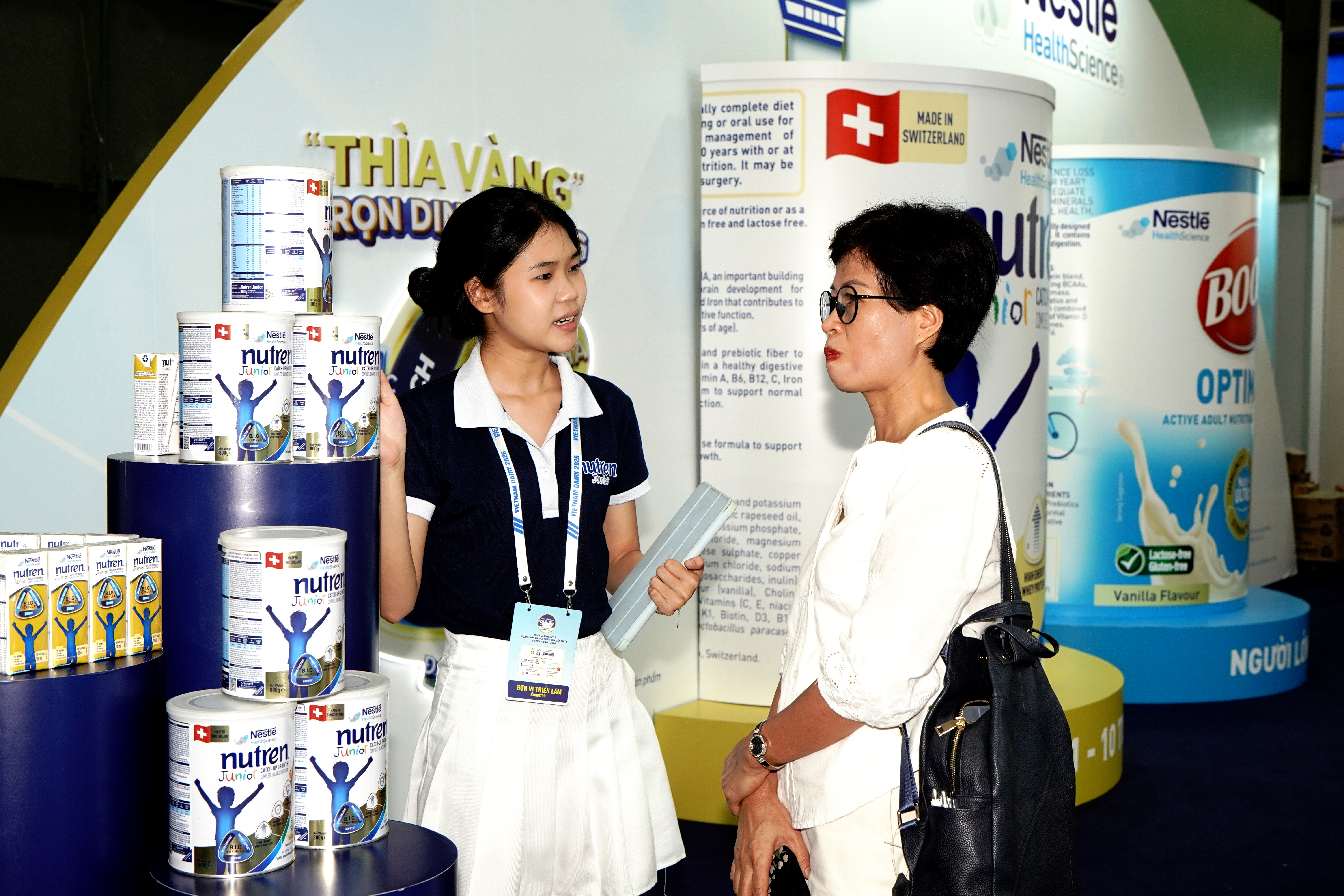 Kh&aacute;ch tham quan t&igrave;m hiểu th&ocirc;ng tin về sản phẩm tại gian h&agrave;ng Nestl&eacute; Health Science